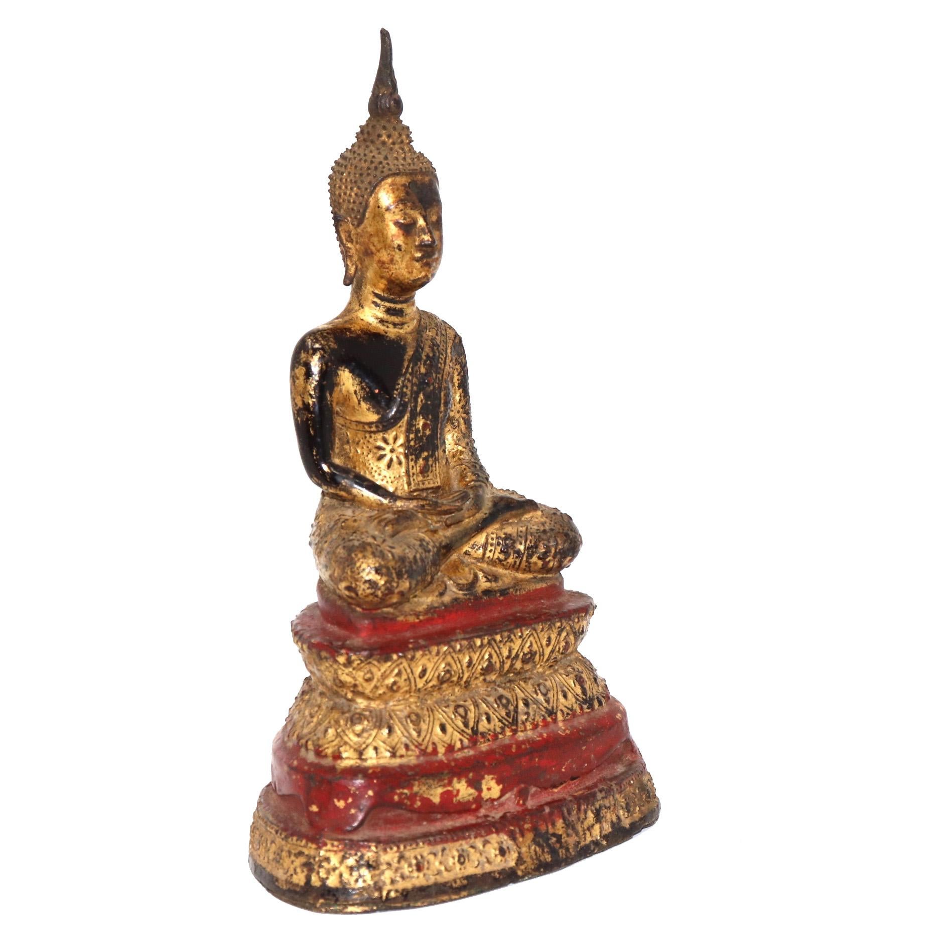 Thai Gilt Bronze Sculpture of a Seated Buddha In Good Condition For Sale In New York, NY