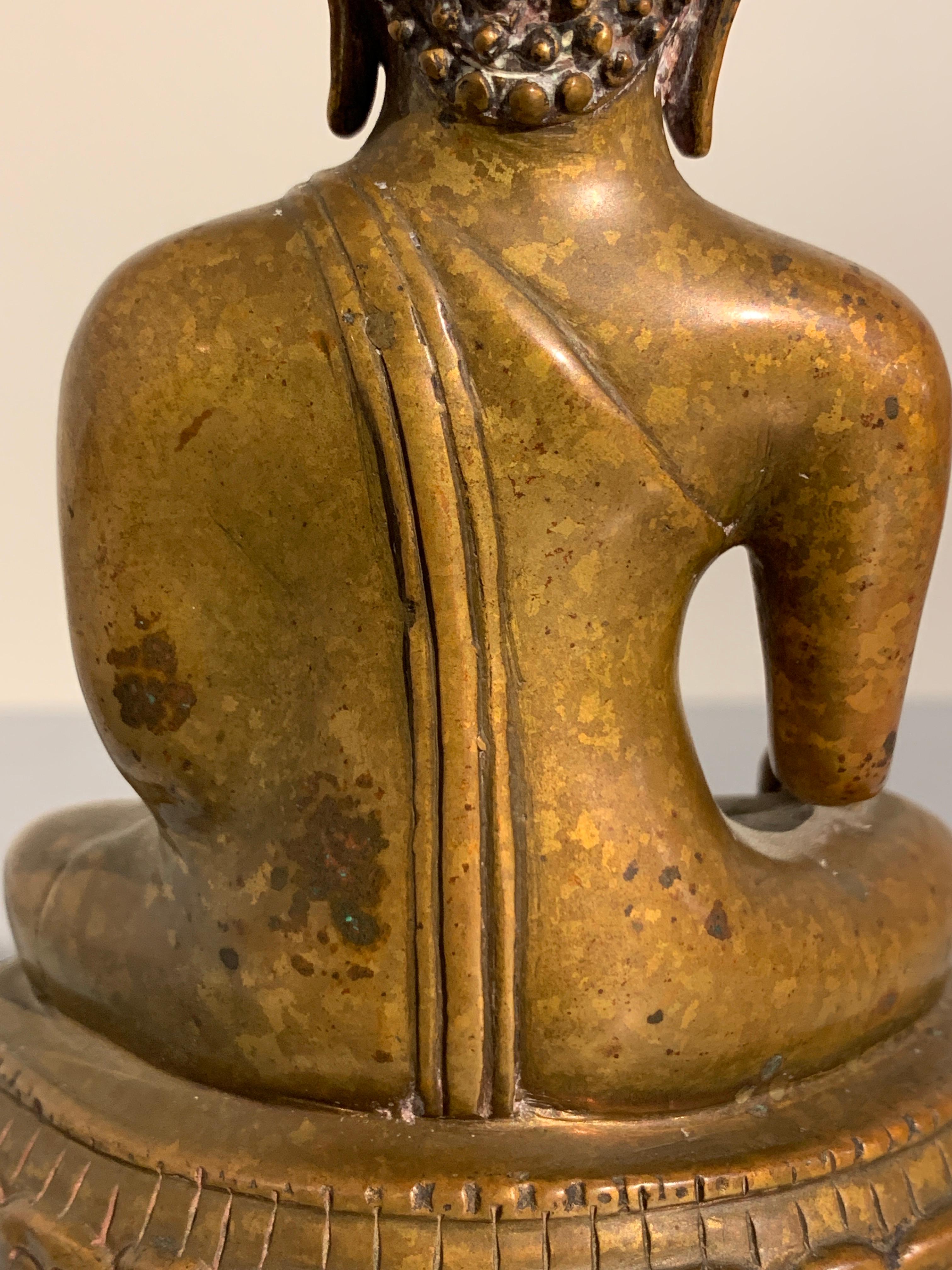 Thailändischer sitzender Buddha aus vergoldeter Bronze, Königreich Lan Na, Chiang Mai, spätes 15. Jahrhundert im Angebot 7