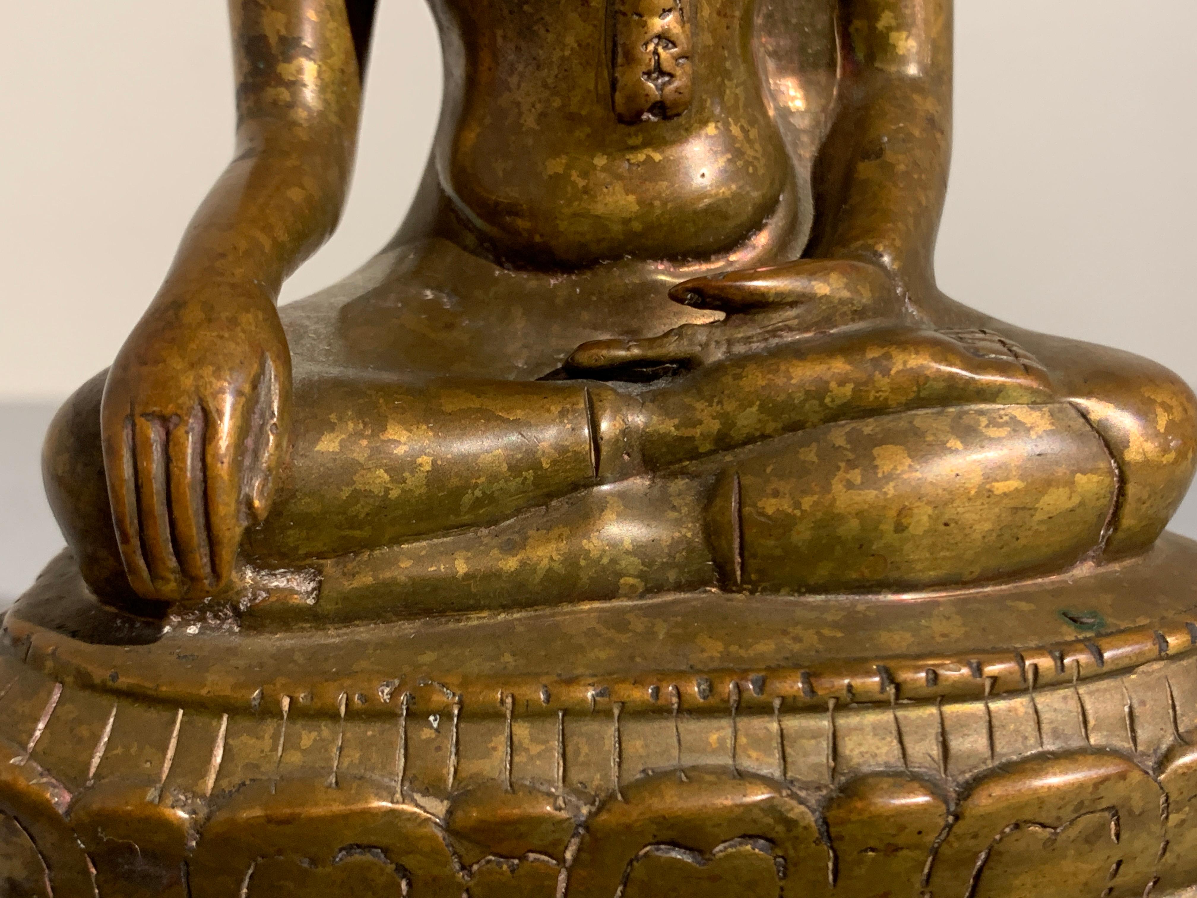 Thailändischer sitzender Buddha aus vergoldeter Bronze, Königreich Lan Na, Chiang Mai, spätes 15. Jahrhundert im Angebot 9