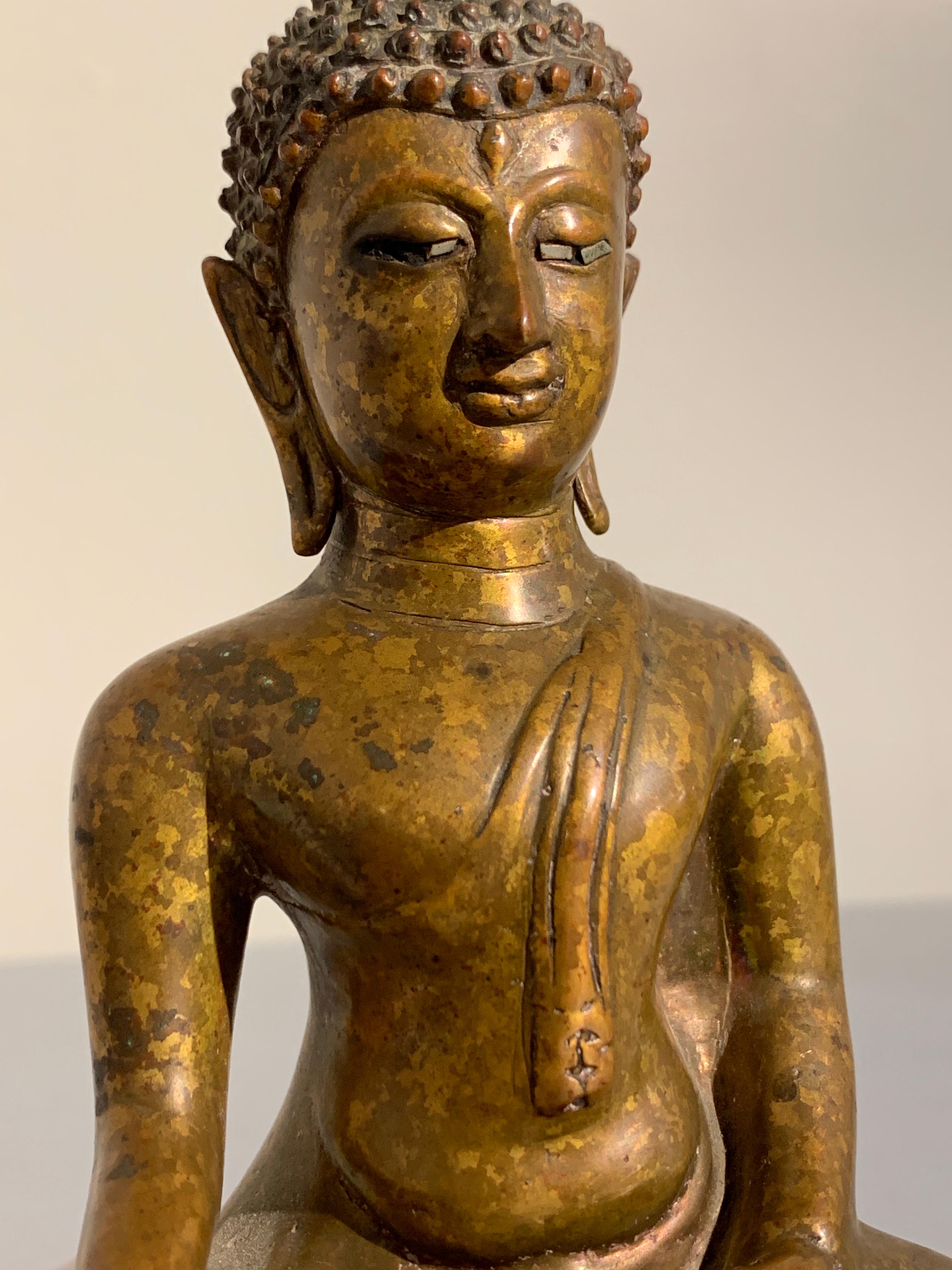 Thailändischer sitzender Buddha aus vergoldeter Bronze, Königreich Lan Na, Chiang Mai, spätes 15. Jahrhundert im Angebot 10