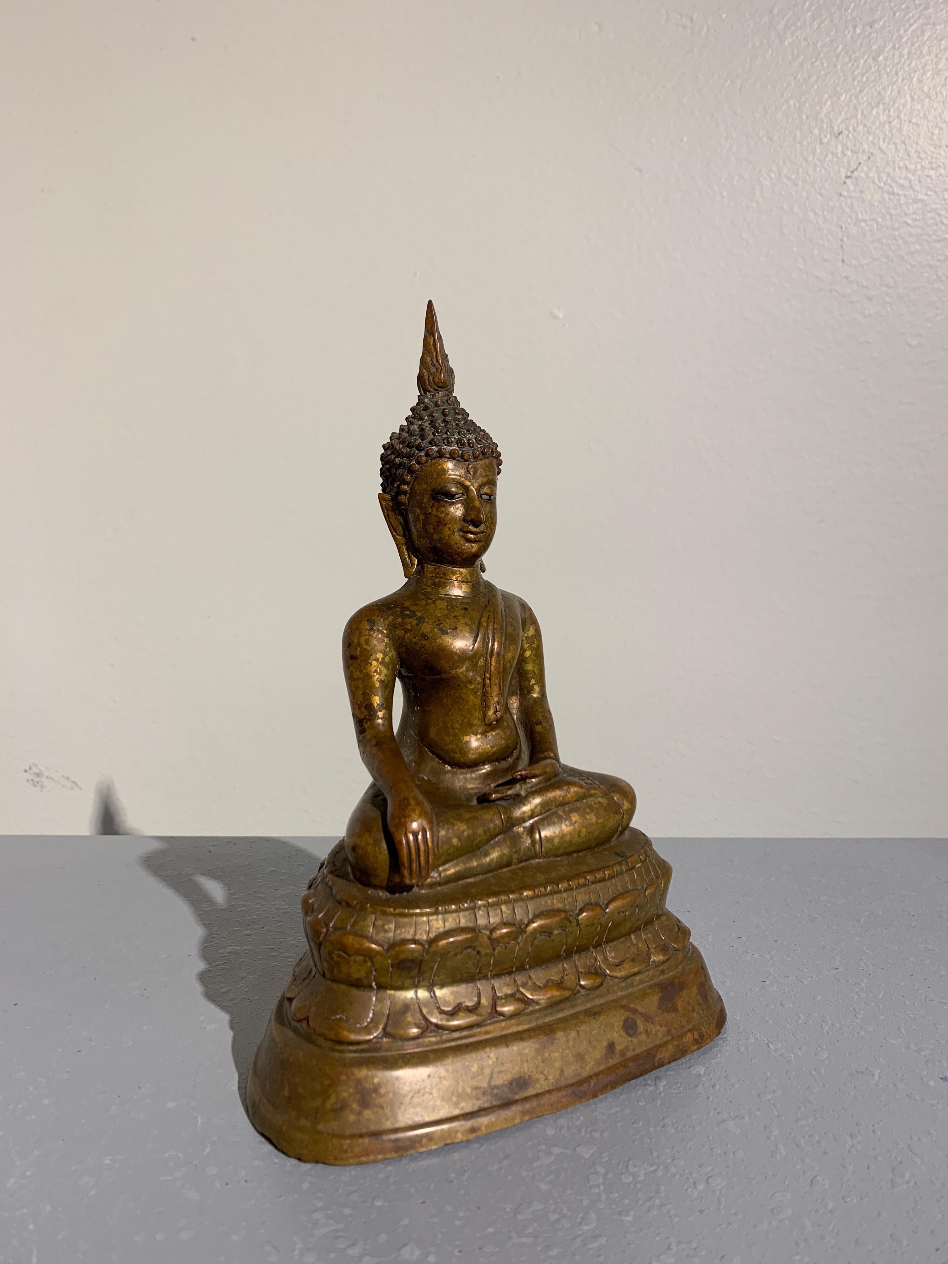 Thailändischer sitzender Buddha aus vergoldeter Bronze, Königreich Lan Na, Chiang Mai, spätes 15. Jahrhundert (Vergoldet) im Angebot