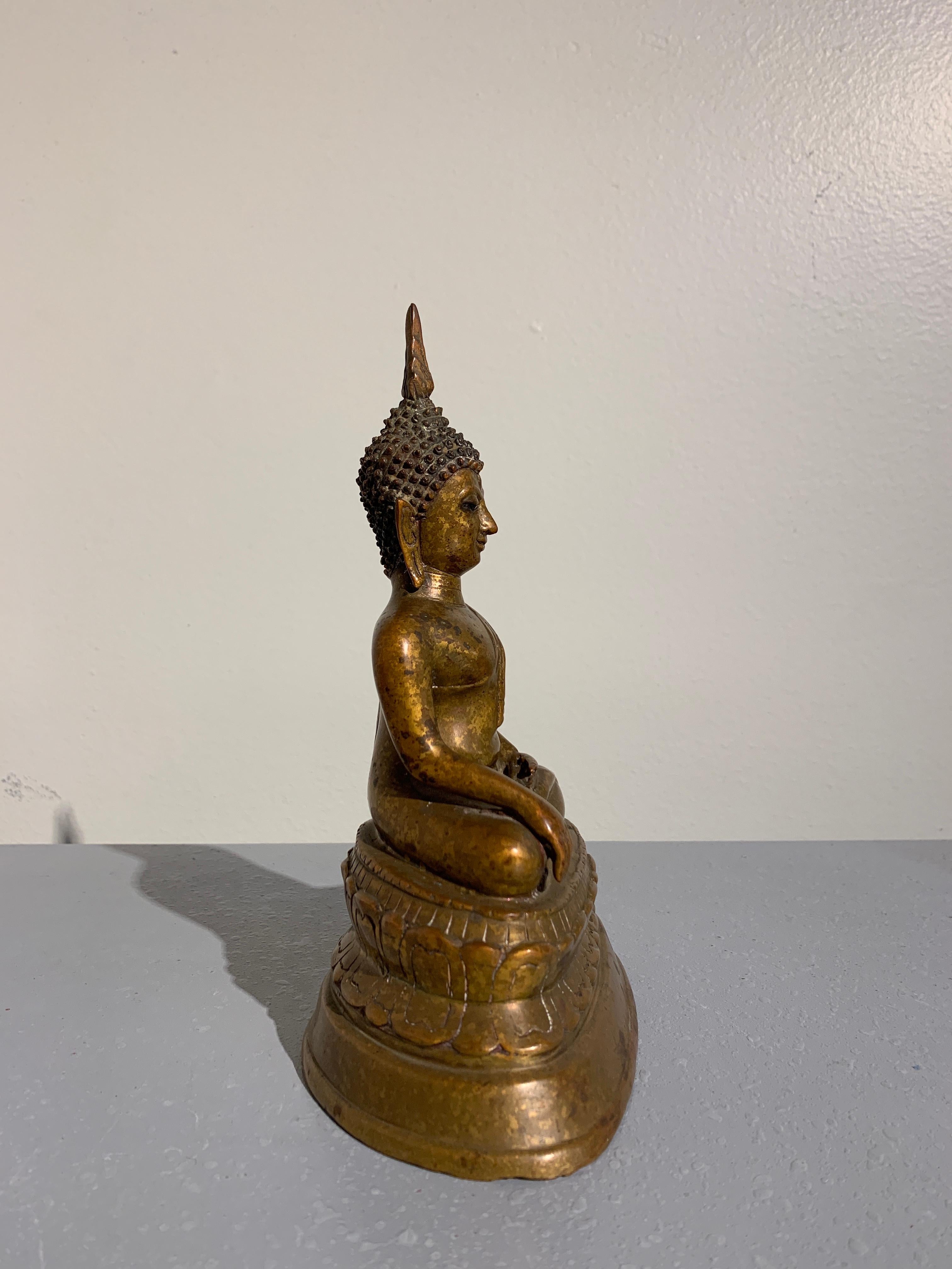 Thailändischer sitzender Buddha aus vergoldeter Bronze, Königreich Lan Na, Chiang Mai, spätes 15. Jahrhundert im Zustand „Gut“ im Angebot in Austin, TX