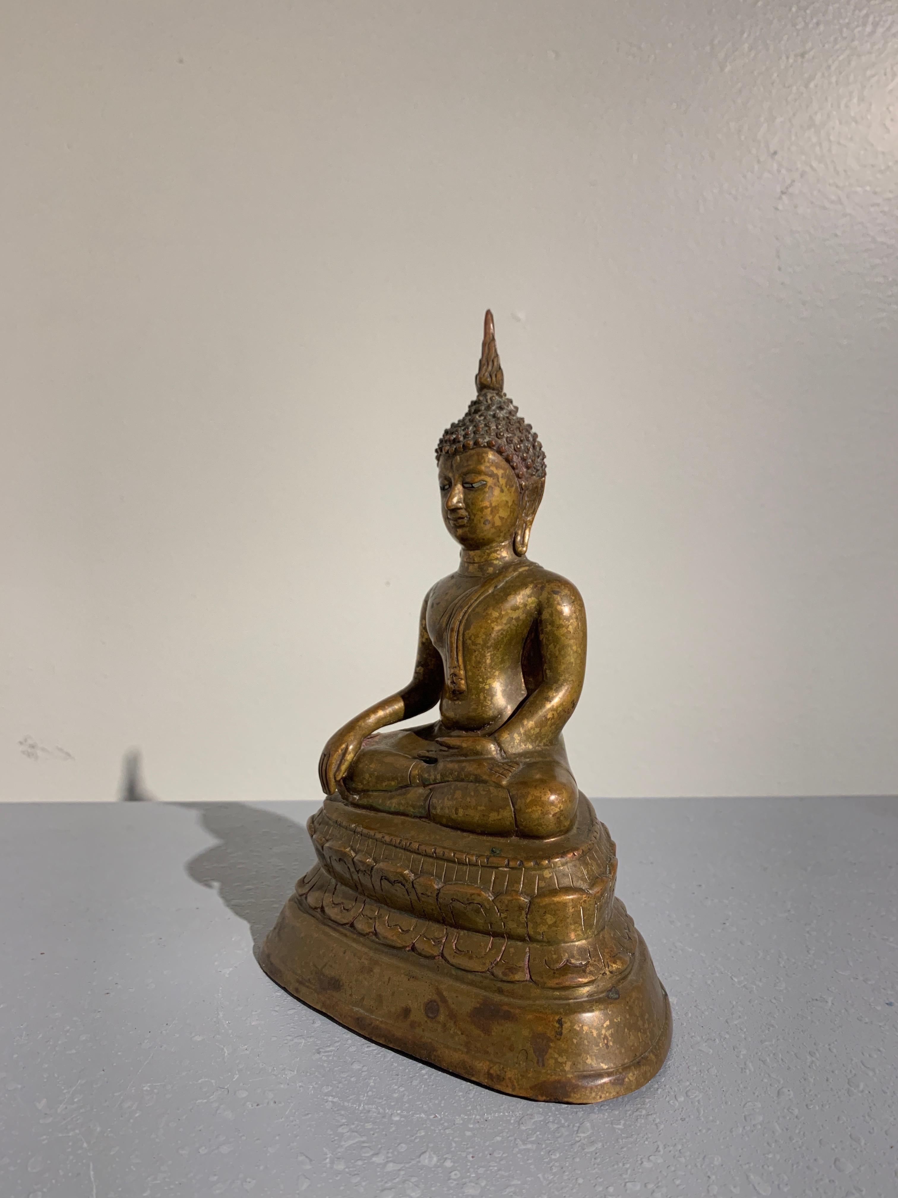 Thailändischer sitzender Buddha aus vergoldeter Bronze, Königreich Lan Na, Chiang Mai, spätes 15. Jahrhundert im Angebot 1