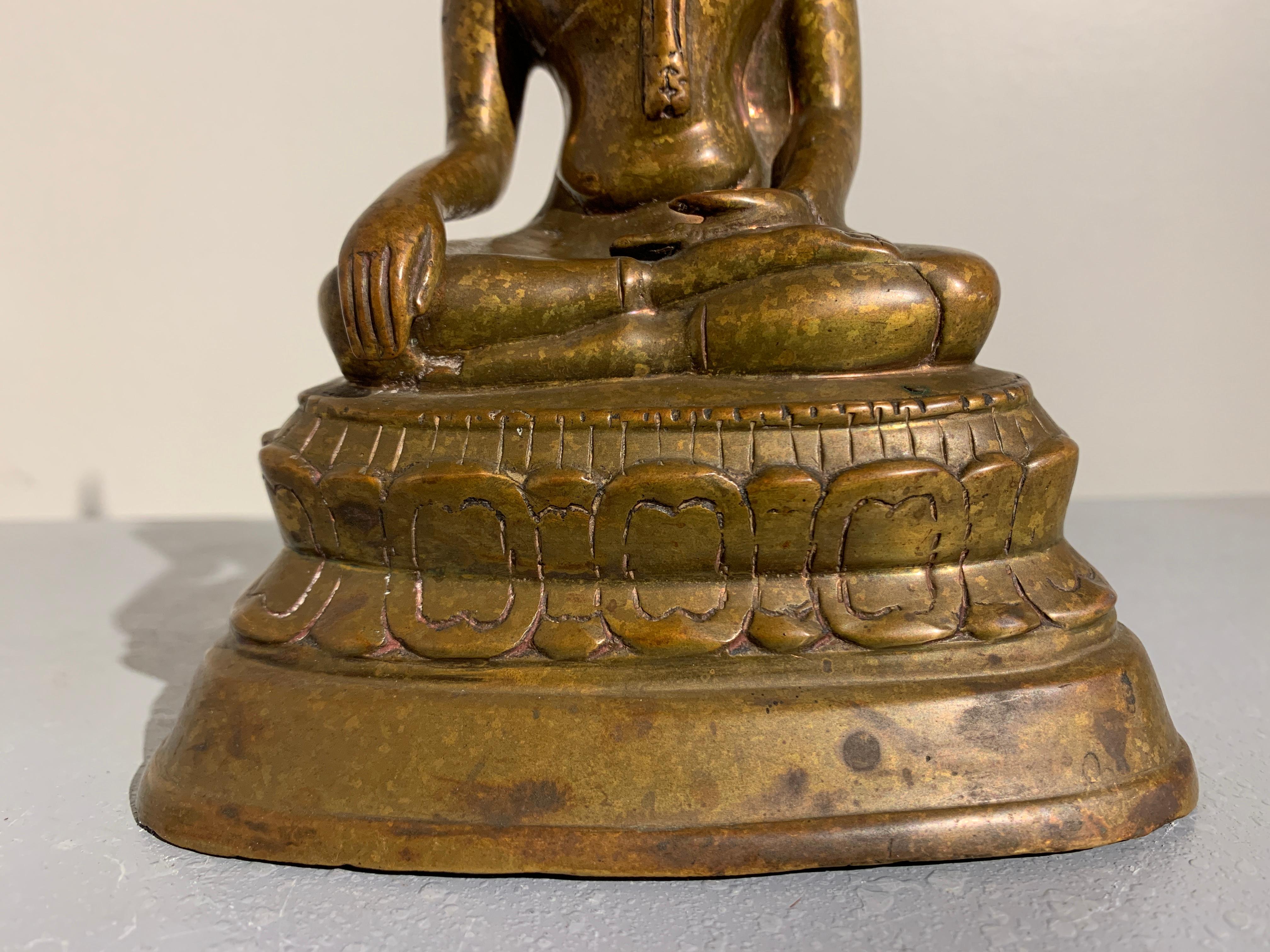 Thailändischer sitzender Buddha aus vergoldeter Bronze, Königreich Lan Na, Chiang Mai, spätes 15. Jahrhundert im Angebot 2