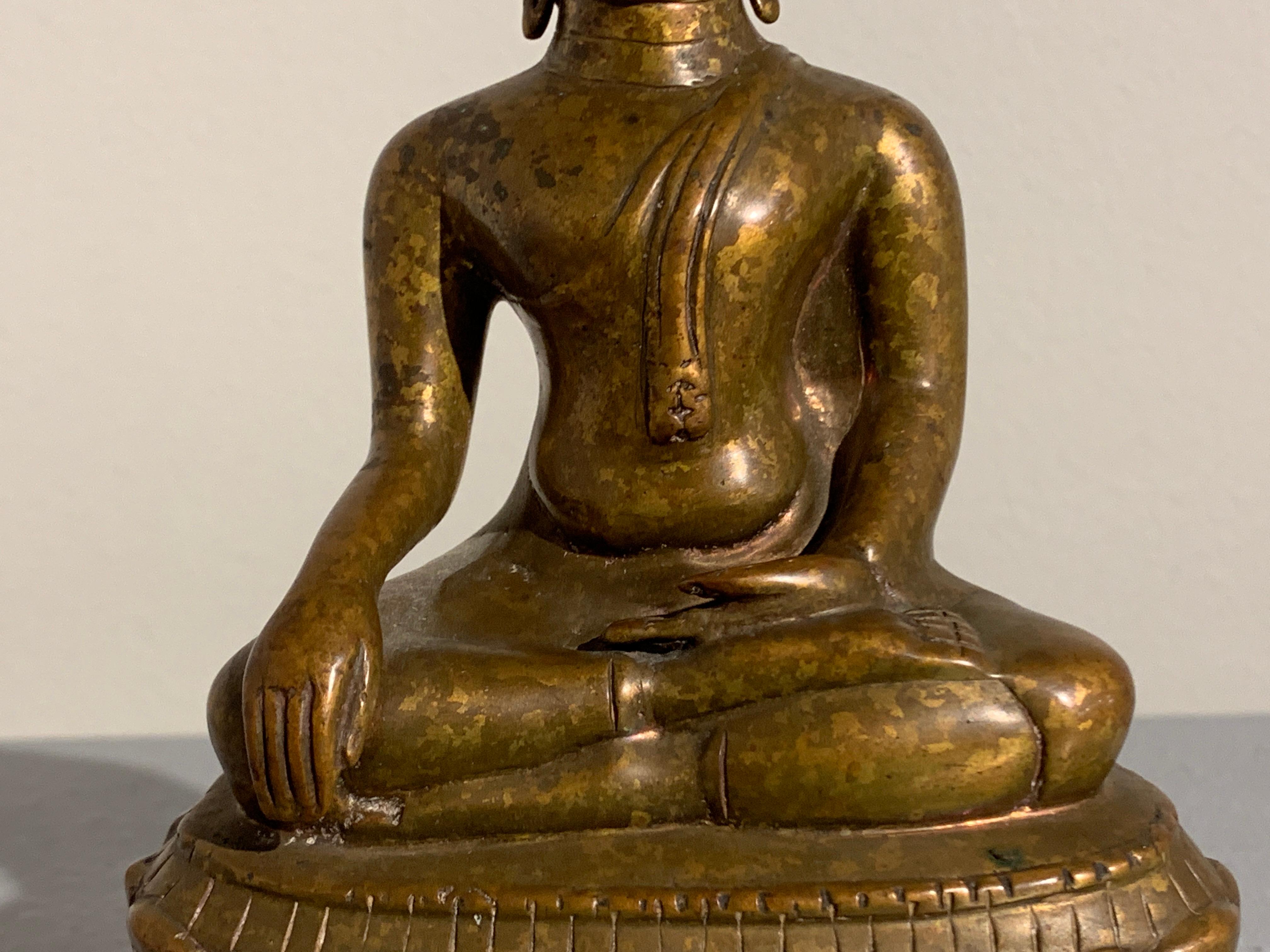 Thailändischer sitzender Buddha aus vergoldeter Bronze, Königreich Lan Na, Chiang Mai, spätes 15. Jahrhundert im Angebot 3