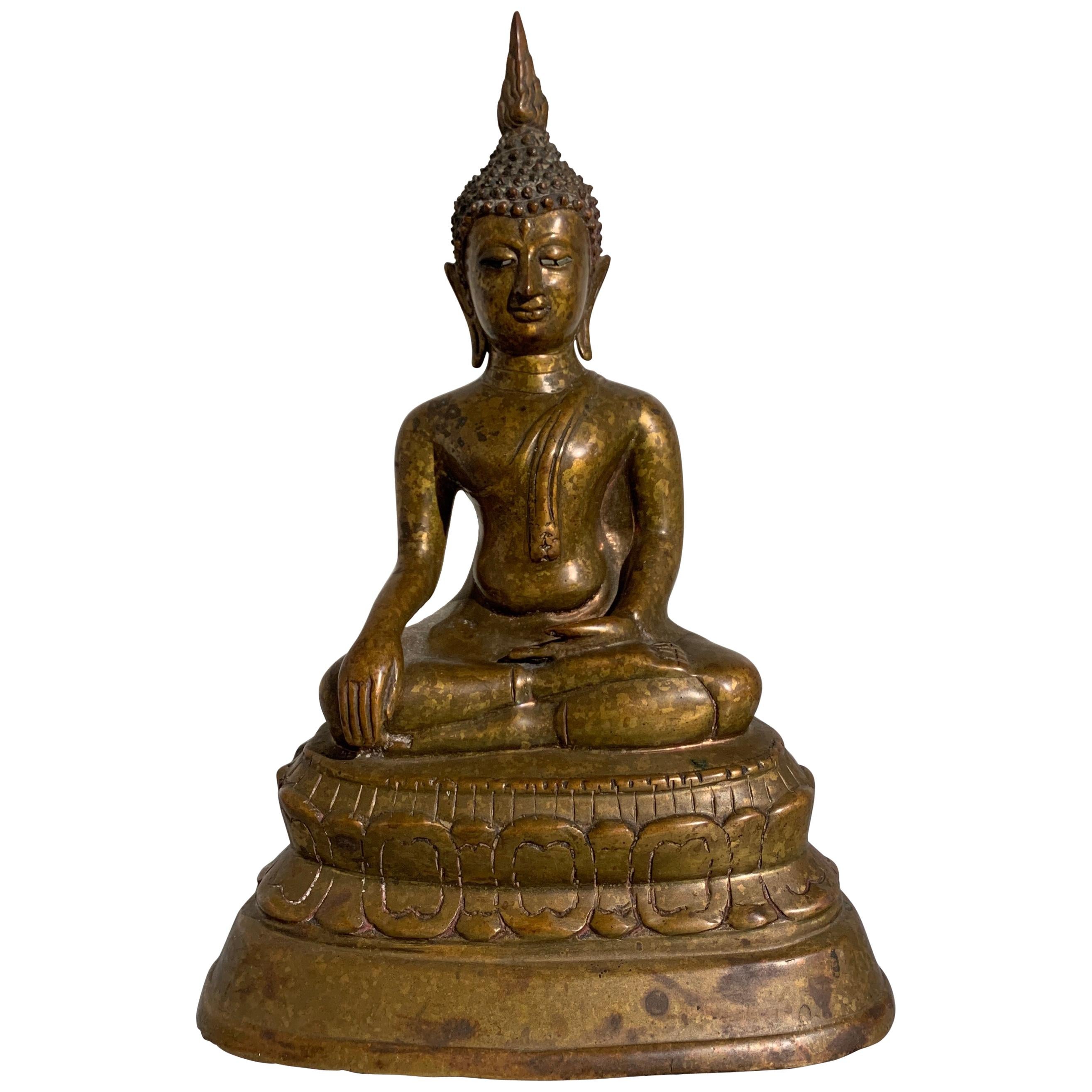 Thailändischer sitzender Buddha aus vergoldeter Bronze, Königreich Lan Na, Chiang Mai, spätes 15. Jahrhundert