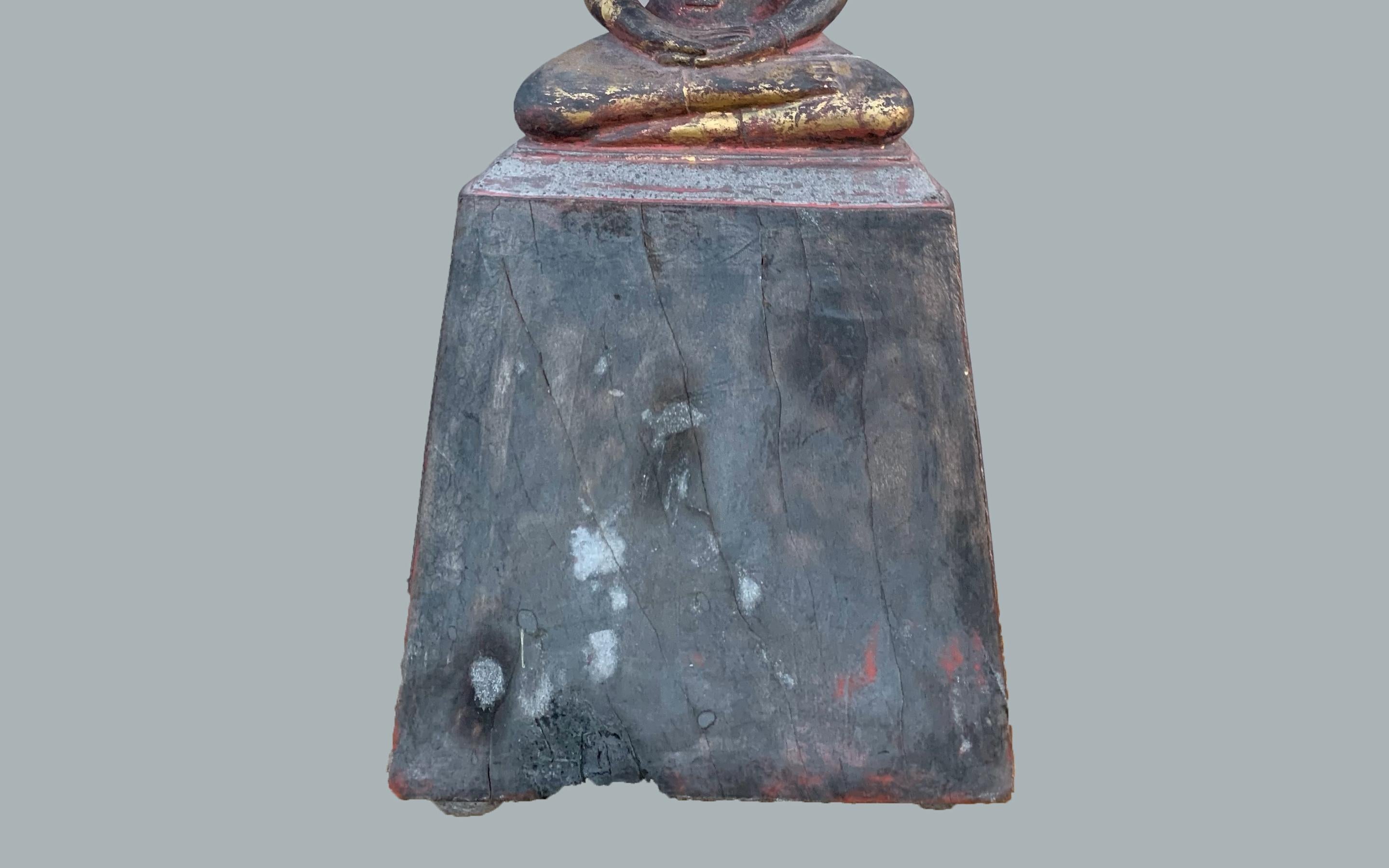 Thai Gilt-Wood Seated Buddha, Early 20th Century In Good Condition For Sale In Jimbaran, Bali