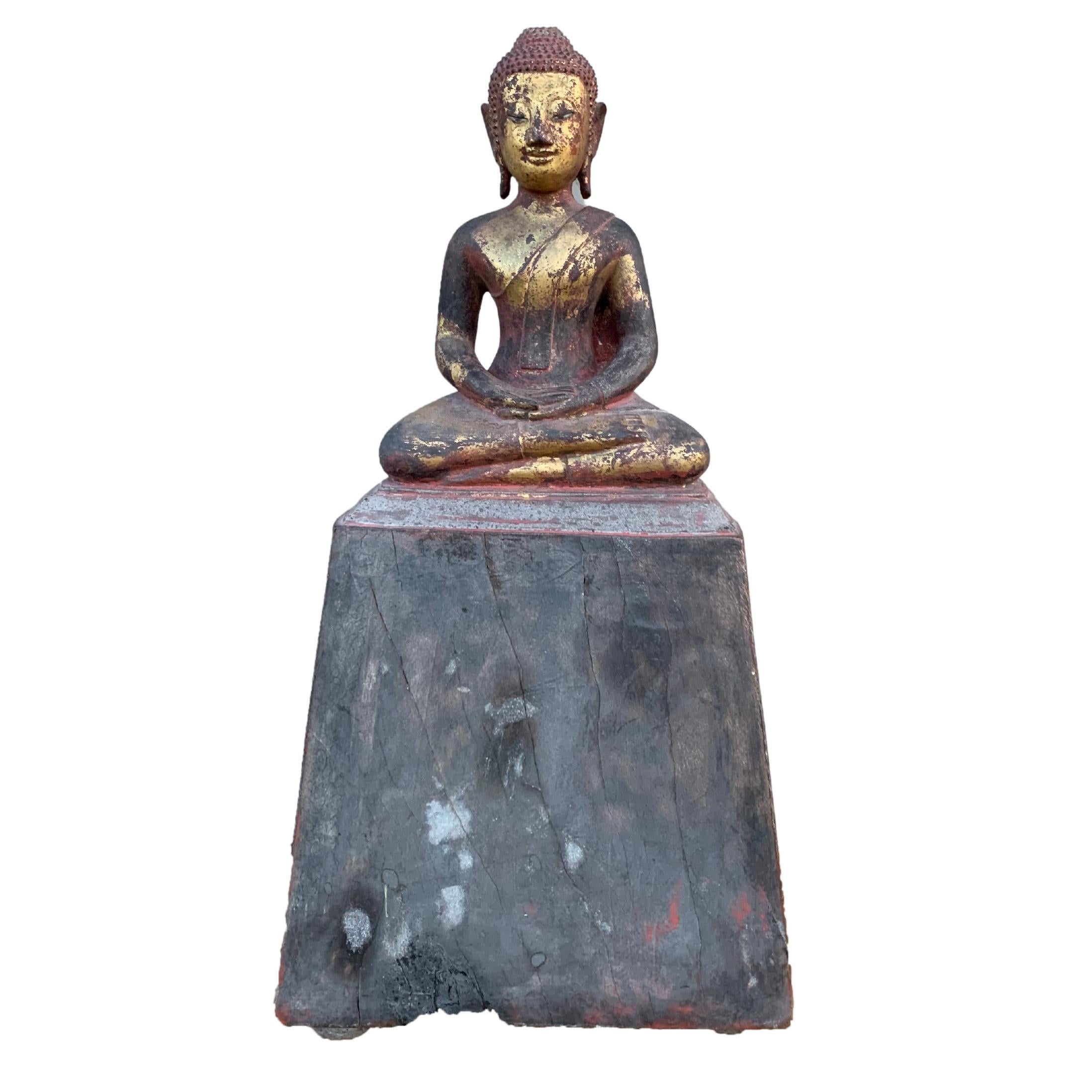 Thailändischer sitzender Buddha aus vergoldetem Holz, frühes 20. Jahrhundert 
