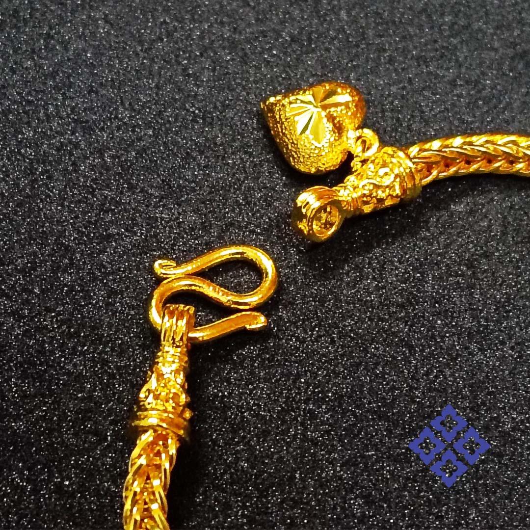 Donna Bracciale d'oro con fiore thailandese pikun. Ottone + argento placcato oro 24K. in vendita
