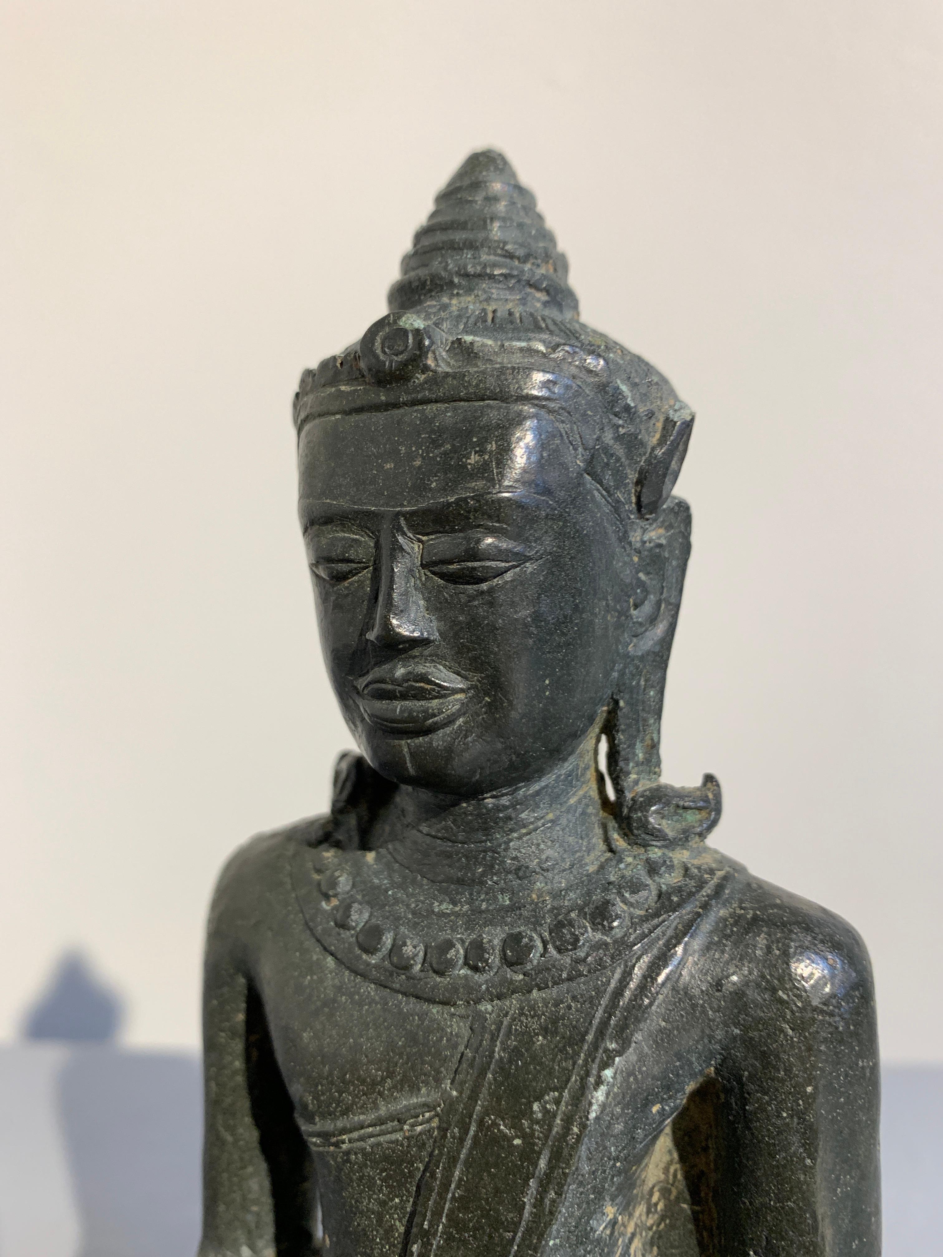 Thai Lopburi Cast Bronze Seated Buddha, 13th Century For Sale 1