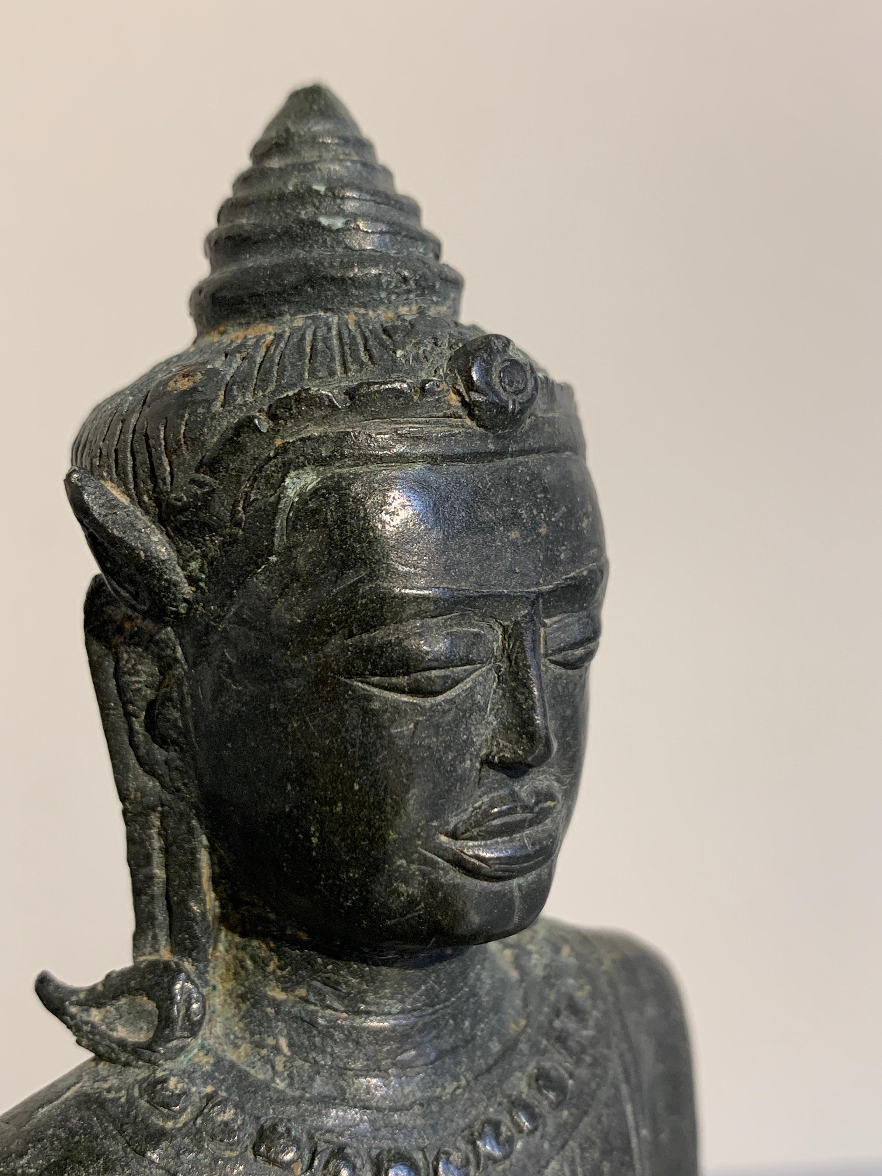 Thai Lopburi Cast Bronze Seated Buddha, 13th Century For Sale 2