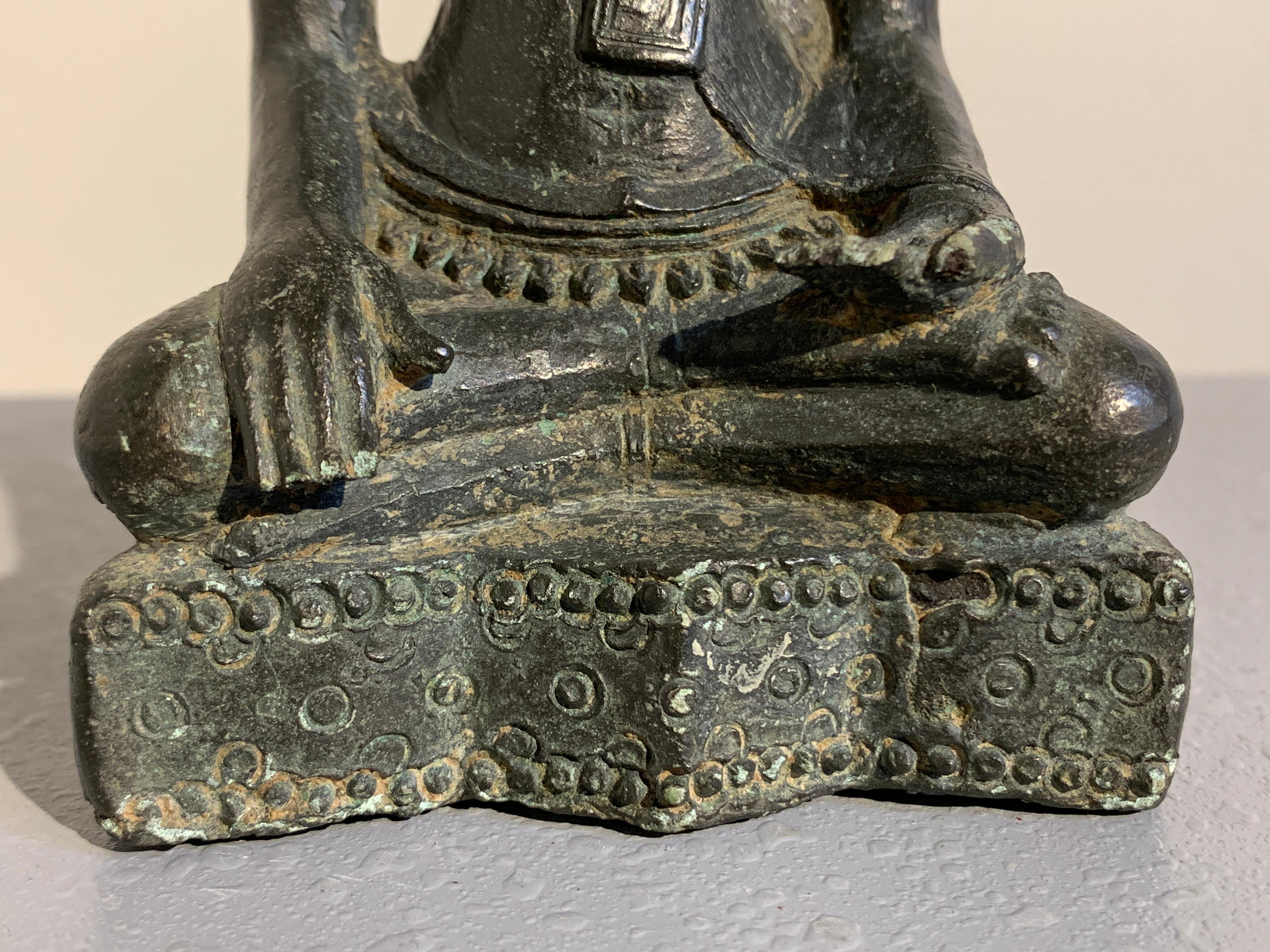 Thai Lopburi Cast Bronze Seated Buddha, 13th Century For Sale 3