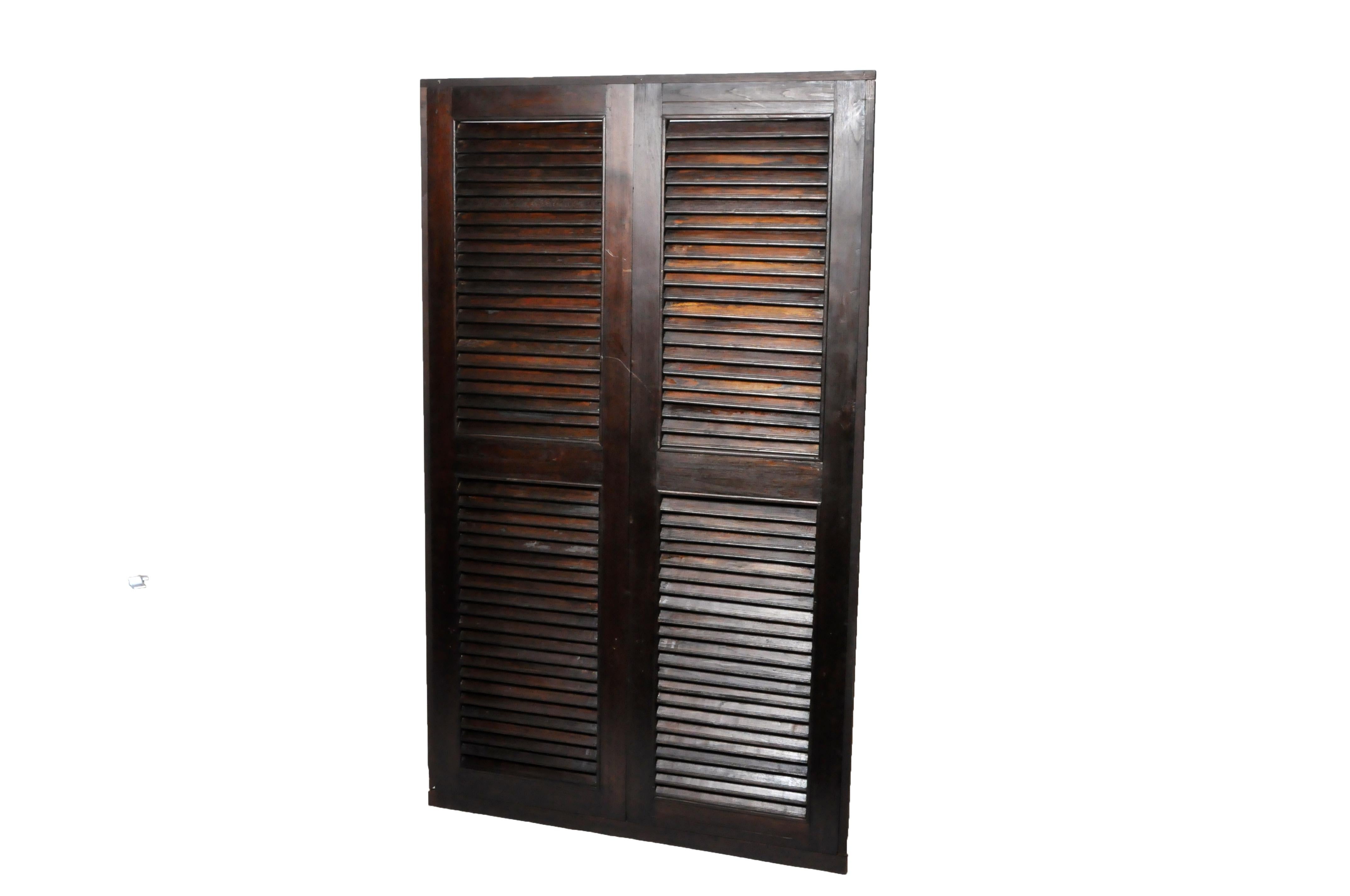 Thai residential walls often incorporated louvered walls, doors, and grilled transoms. Teak was the universally preferred wood on account of its insect and moisture –resistance. These shutters could be hinged and incorporated into the interior or
