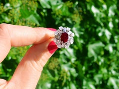 Thailändischer Ring aus Platin mit Rubin im Ovalschliff und 1,60 Karat Diamanten