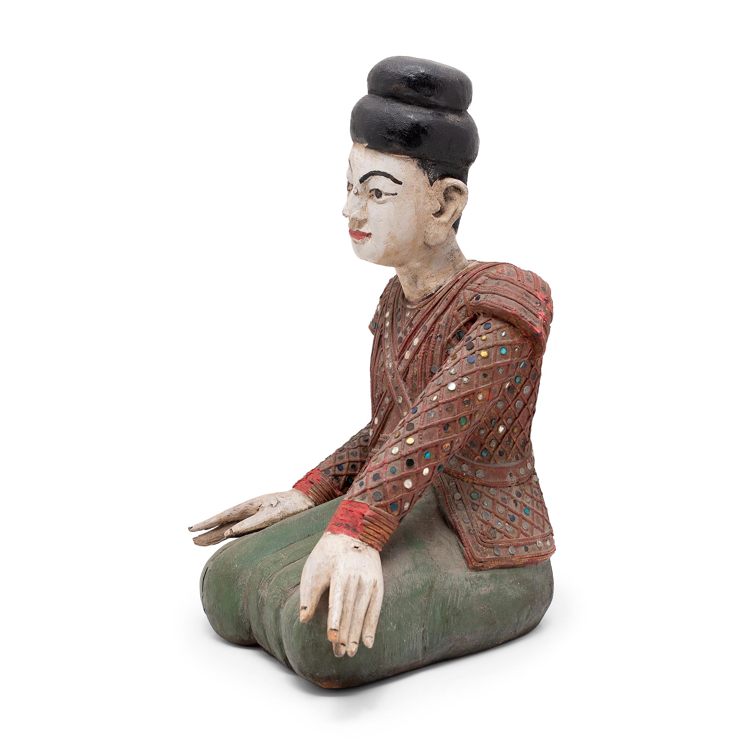 Diese sitzende Figur einer thailändischen Tänzerin stammt aus dem frühen 20. Jahrhundert und ist ein fantastisches Beispiel für südostasiatische Statuen. Die Figur besteht aus polychromiertem Holz mit Lack- und Mixed-Media-Elementen und ähnelt