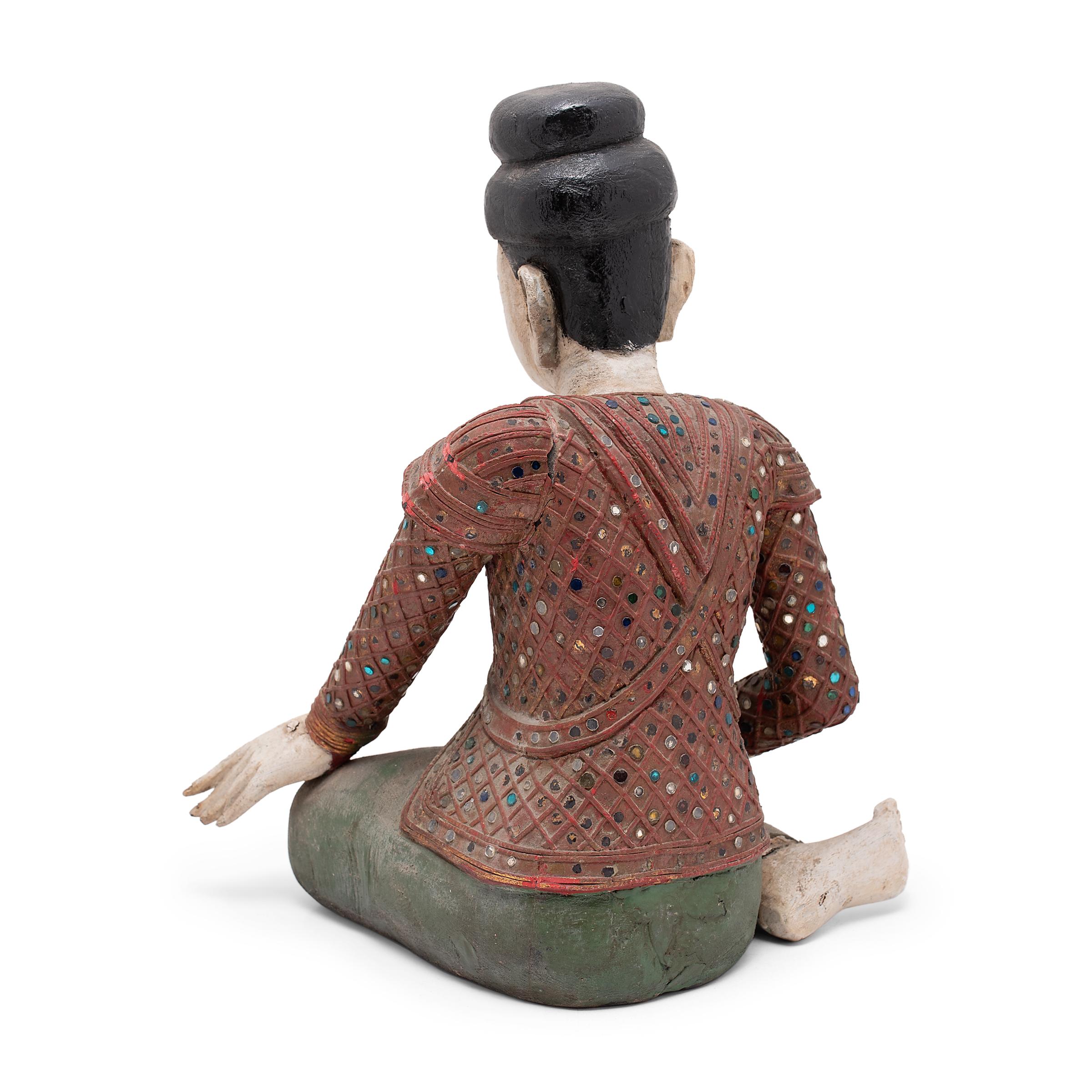 Thailändische polychrome Tänzerfigur, um 1900 (Handgeschnitzt) im Angebot