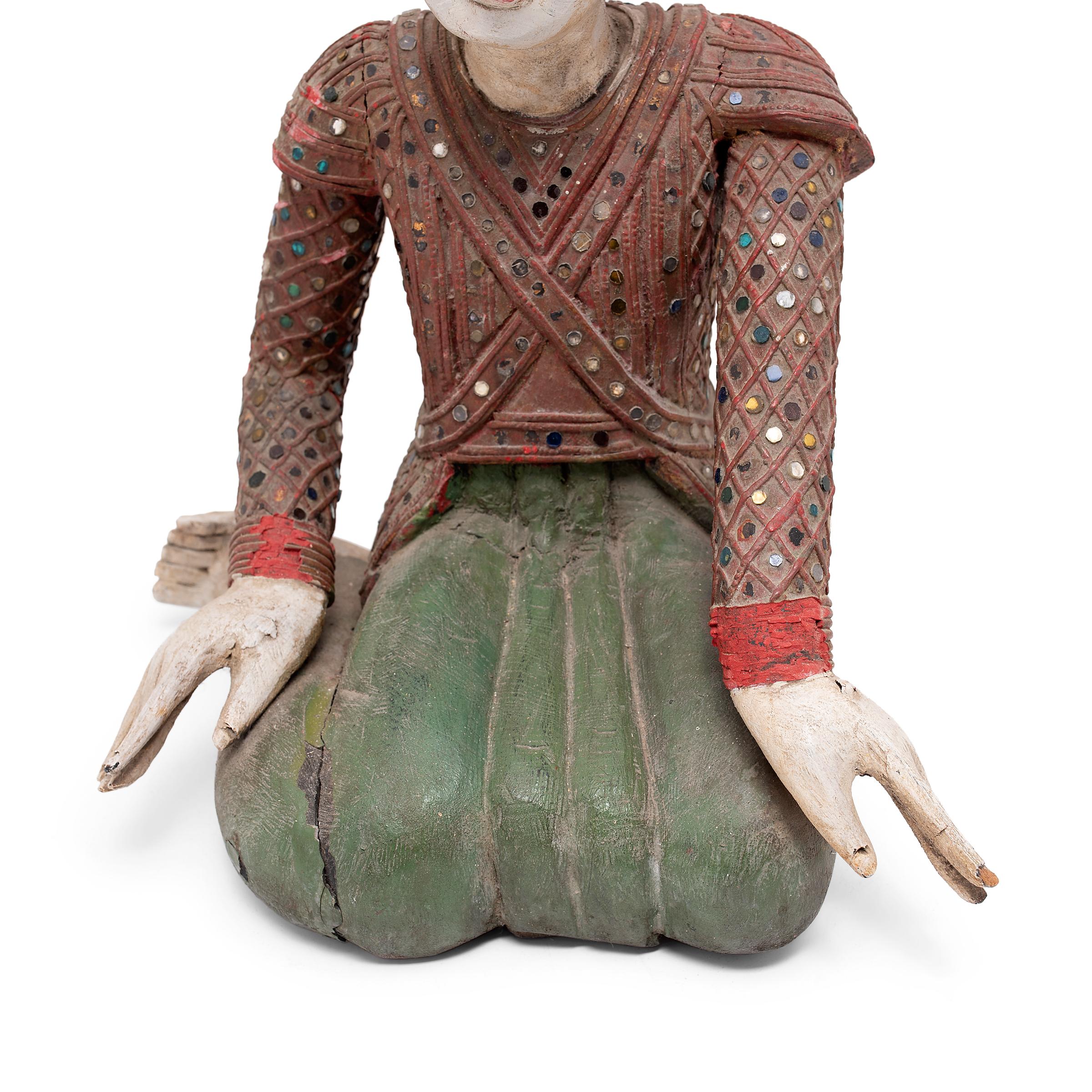 Thailändische polychrome Tänzerfigur, um 1900 (20. Jahrhundert) im Angebot