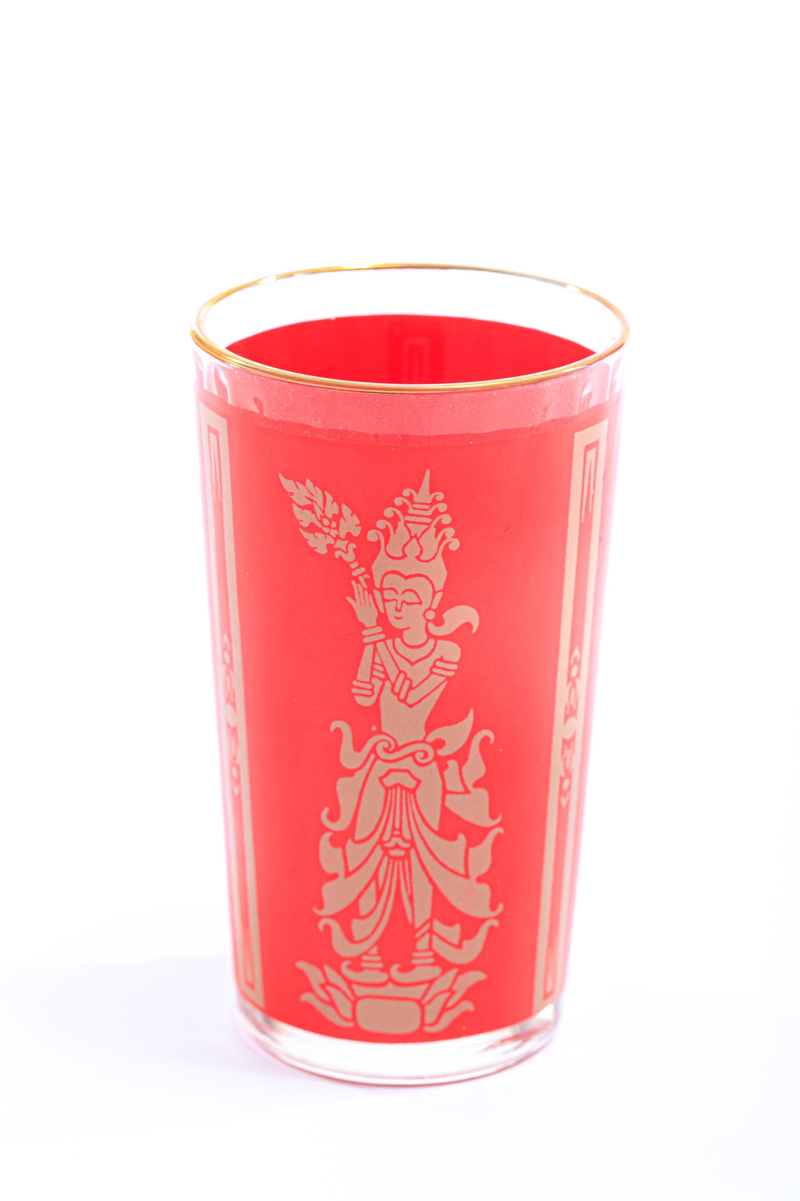 Vintage e chic con cerchi dorati, questi bicchieri da cocktail Thai Princess sono in ottime condizioni originali e raffigurano una principessa tailandese in beige su uno sfondo rosso tradizionale cinese. Un accento perfetto per l'arredamento