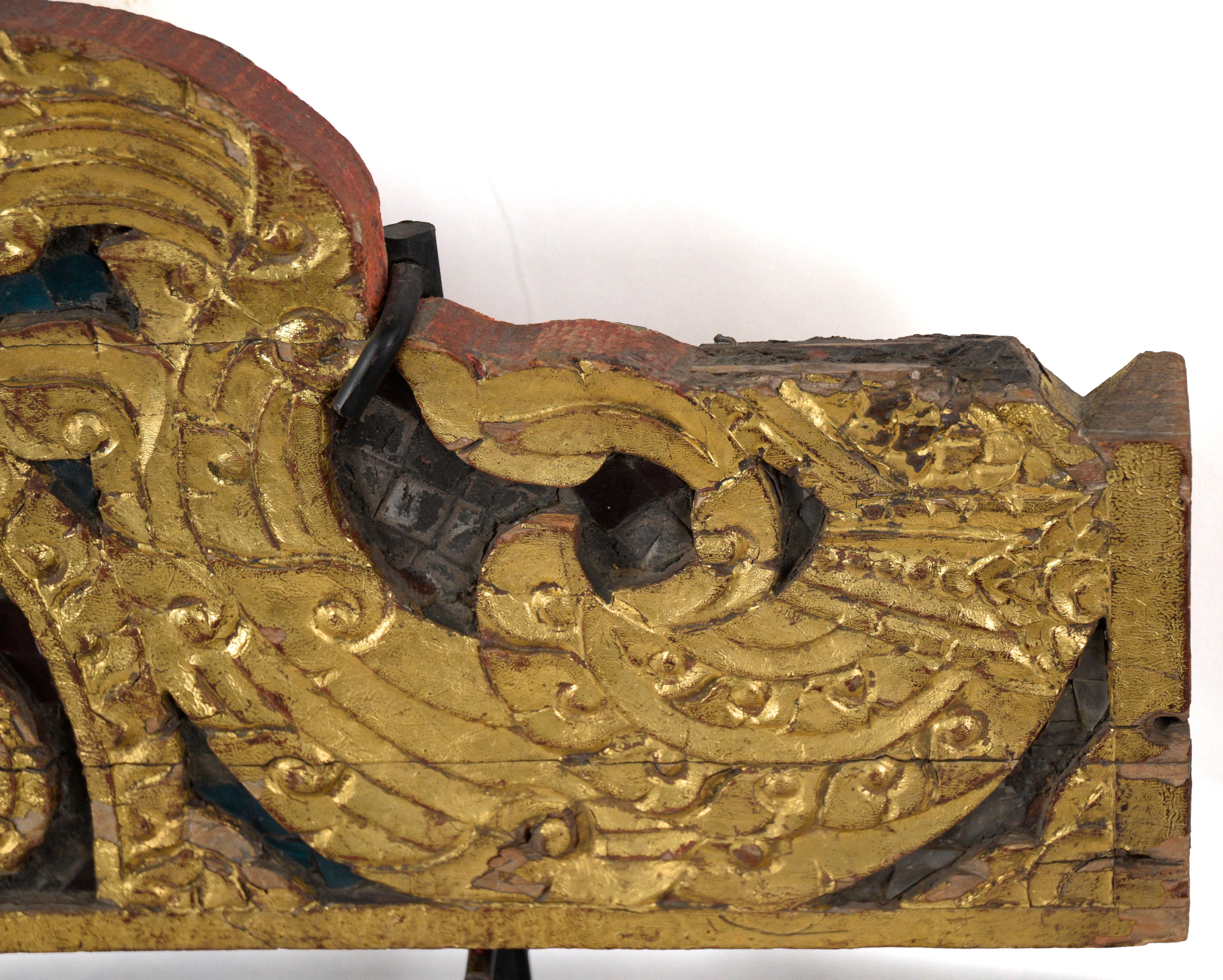 Panneaux latéraux trônes thaïlandais sculptés et dorés datant de l'époque de Rattanakosin (paire) en vente 3