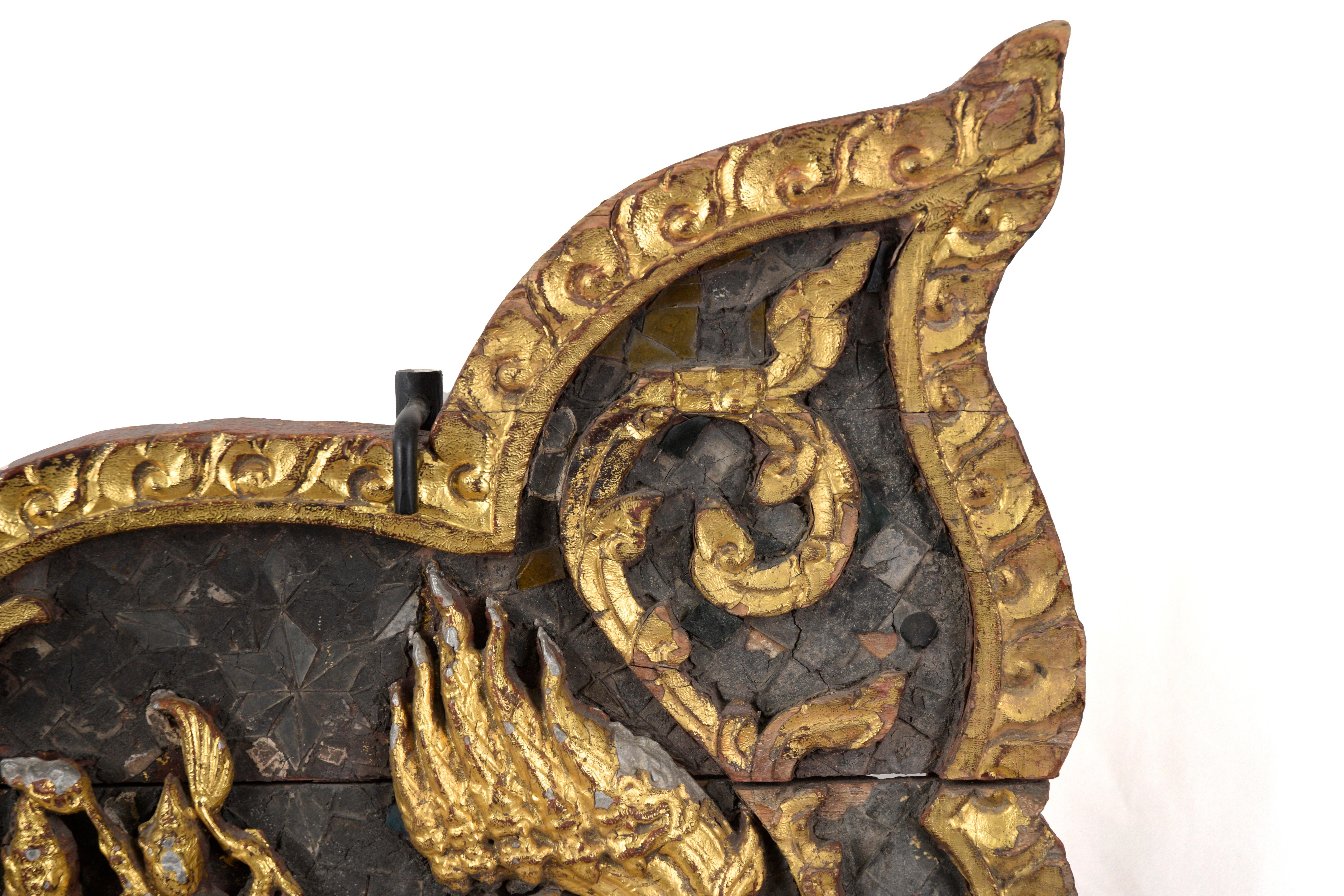 Panneaux latéraux du trône thaïlandais sculptés et dorés de l'époque de Rattanakosin

Panneaux ornés de sculptures et de dorures en provenance de Thaïlande. La partie centrale de ces panneaux représente Bouddha allongé, probablement sur un grand lit