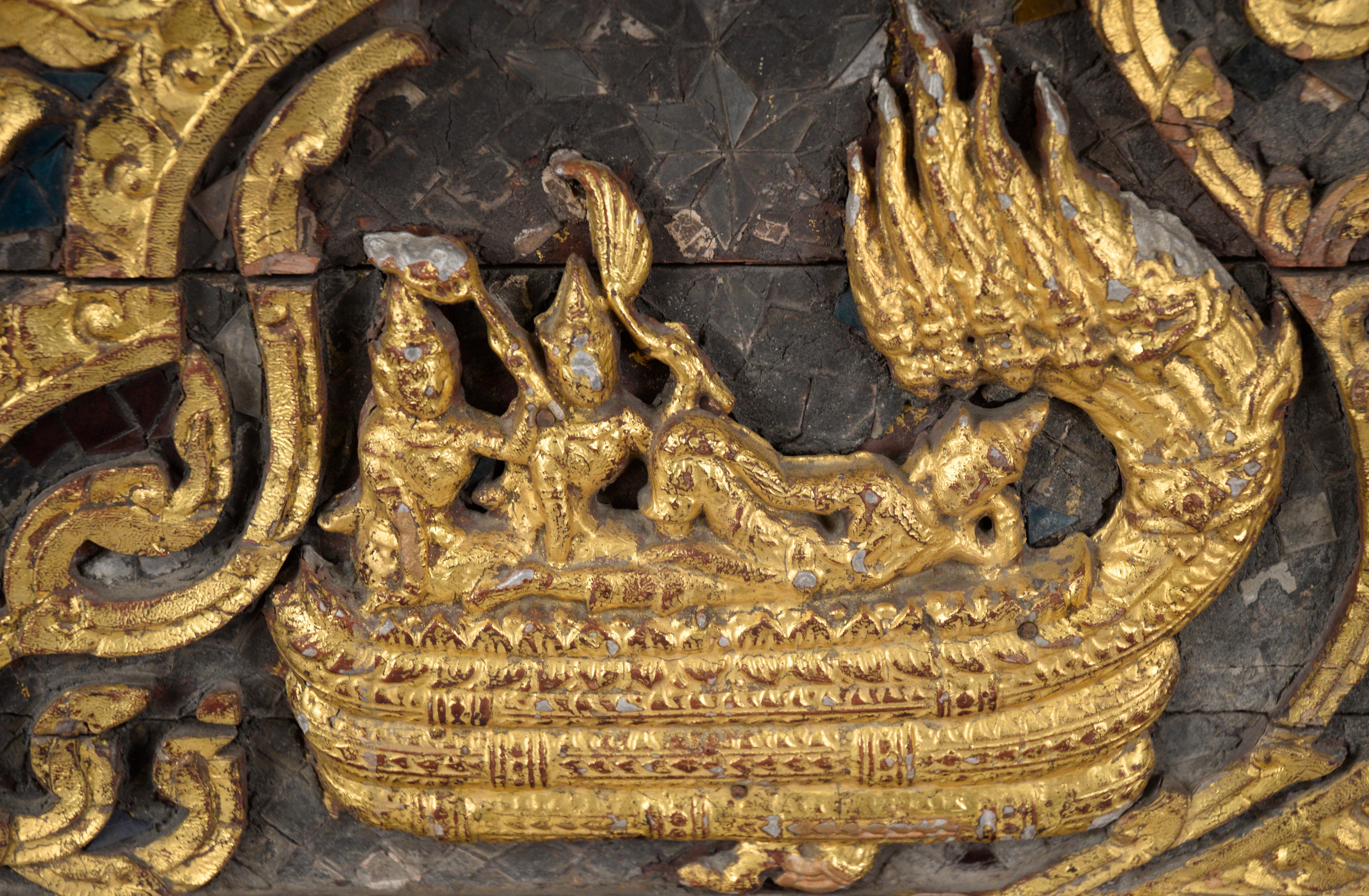 Thailändische geschnitzte und vergoldete Thronsessel-Beistelltafeln aus Rattanakosin-Era (Papier) (Neoklassisch) im Angebot