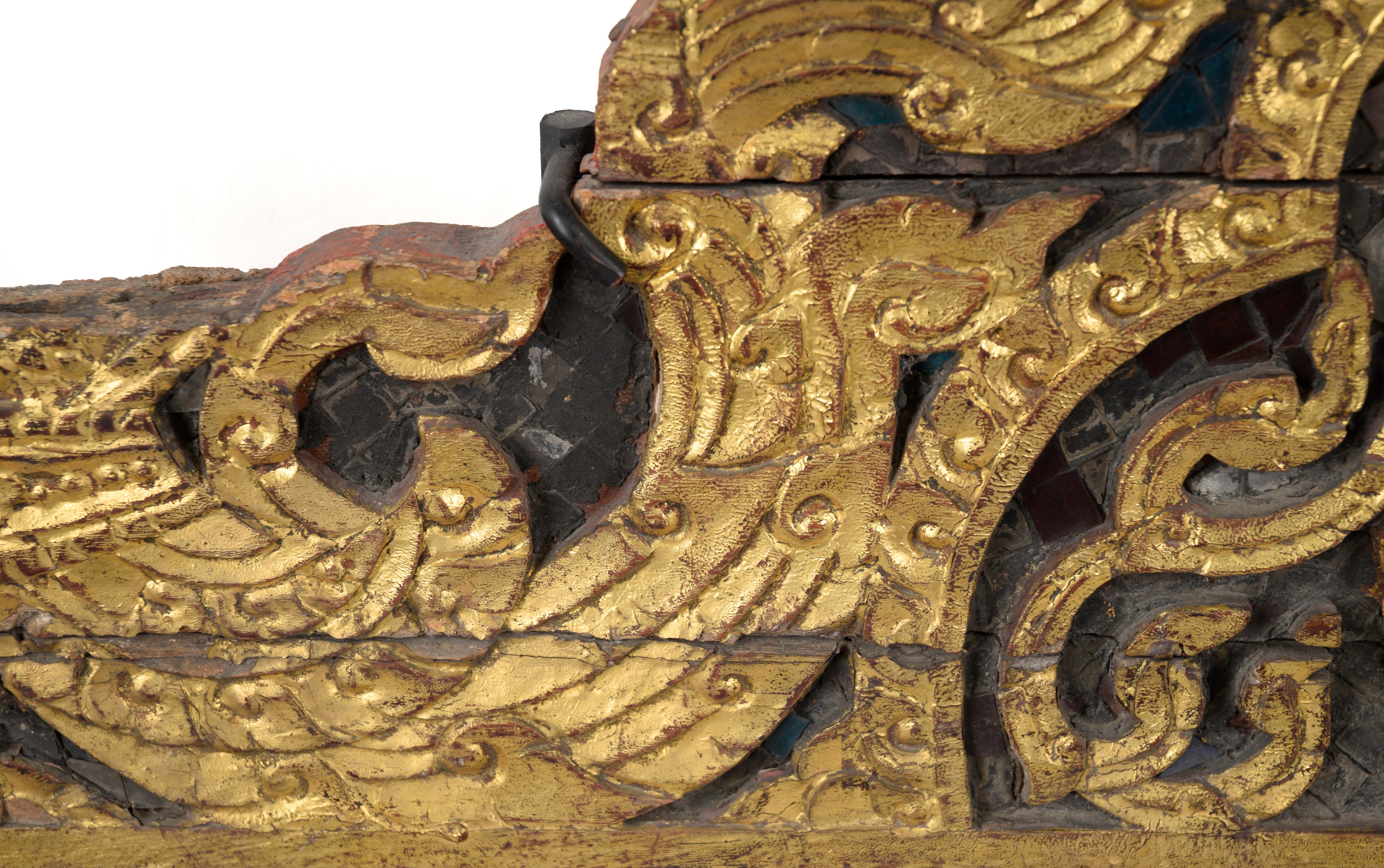 Thailändische geschnitzte und vergoldete Thronsessel-Beistelltafeln aus Rattanakosin-Era (Papier) (Handgeschnitzt) im Angebot
