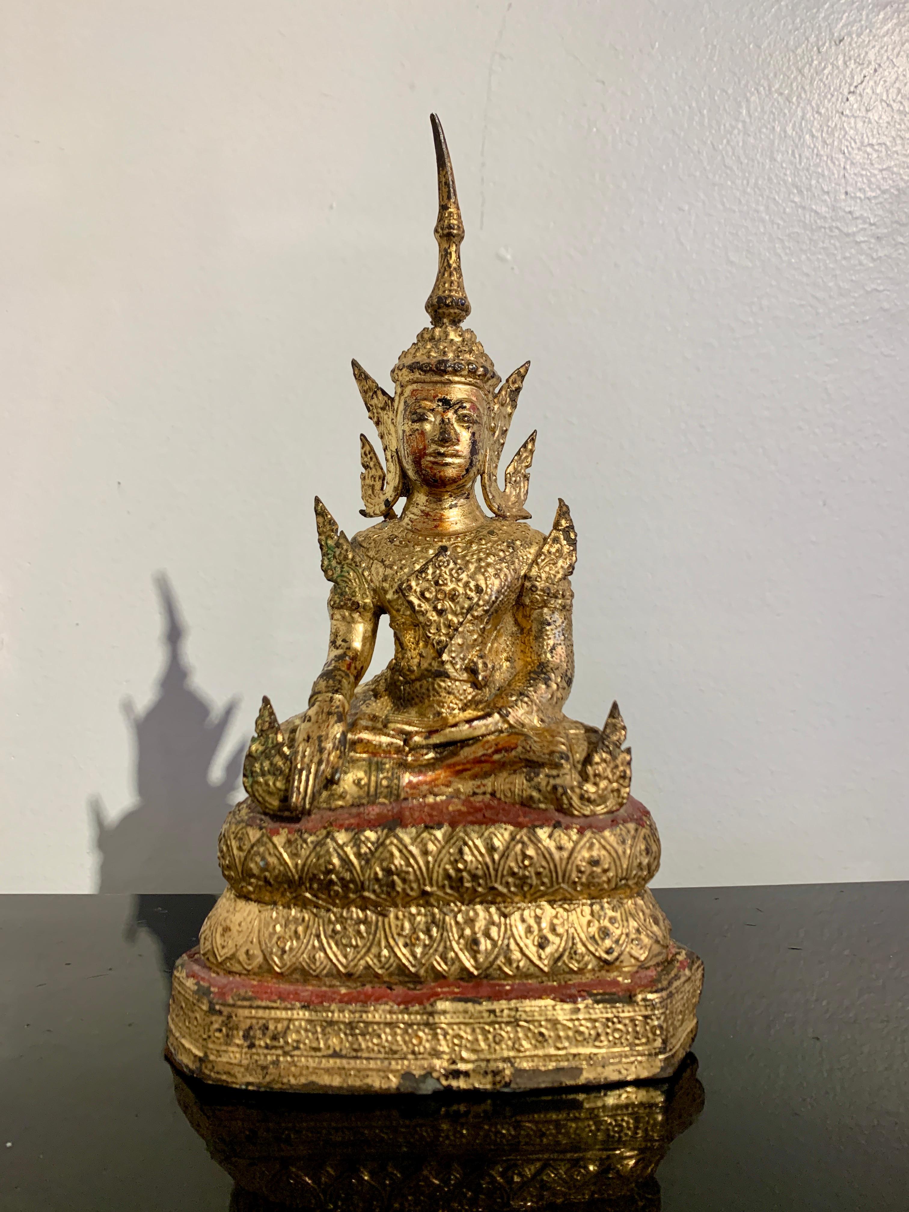 Magnifique figure de Bouddha en costume royal en bronze laqué et doré de la période Rattanakosin, milieu du XIXe siècle, Thaïlande.

La jolie figure représente le Bouddha en bhumisparsha mudra, le geste qui consiste à appeler la terre à témoigner.