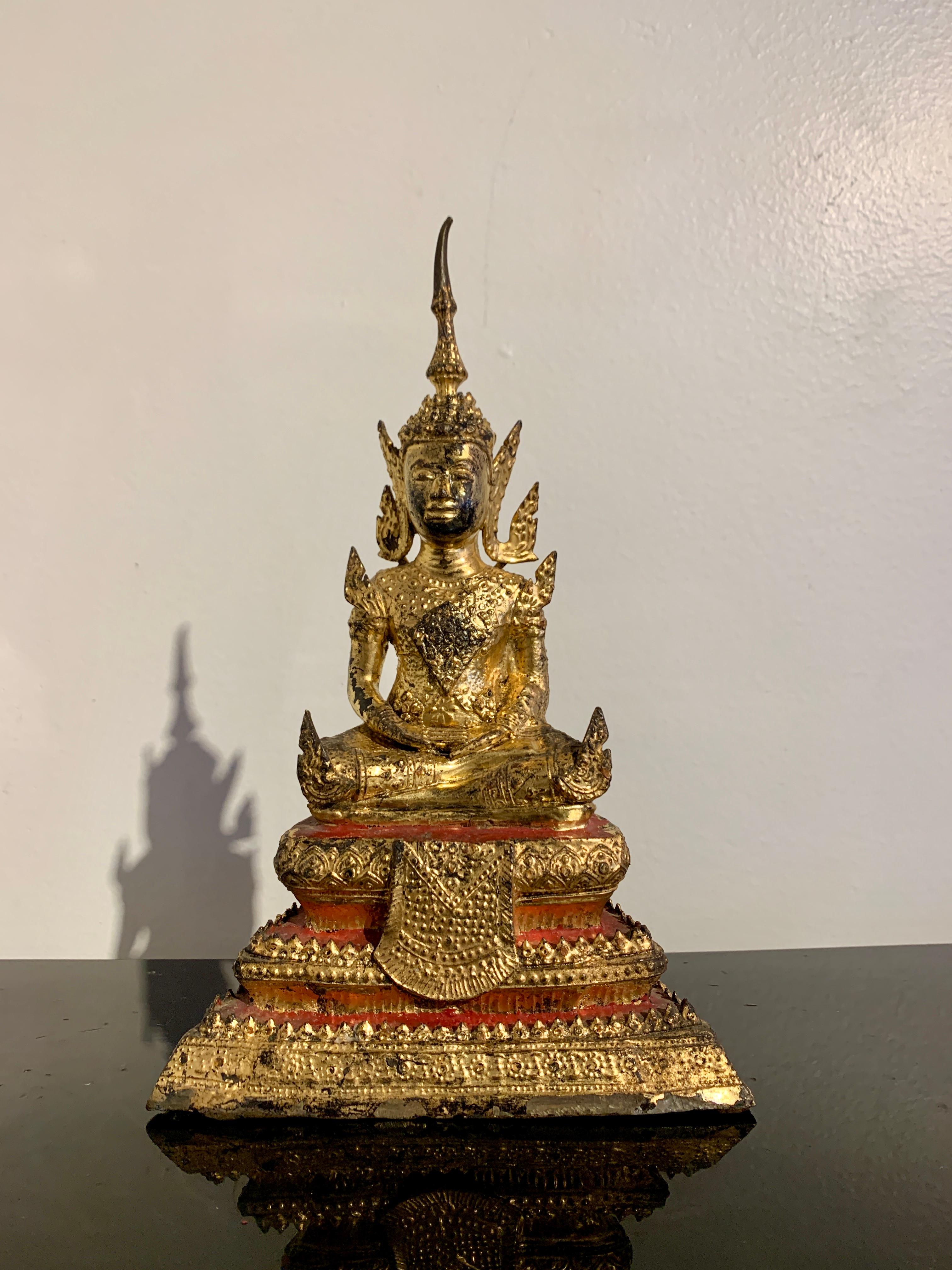 Ravissante figurine en bronze laqué et doré représentant le Bouddha en tenue royale, période Rattanakosin, Thaïlande, milieu du 19e siècle.

Cette charmante figure représente le Bouddha en dhyanasana, le geste de la méditation. Le Bouddha est