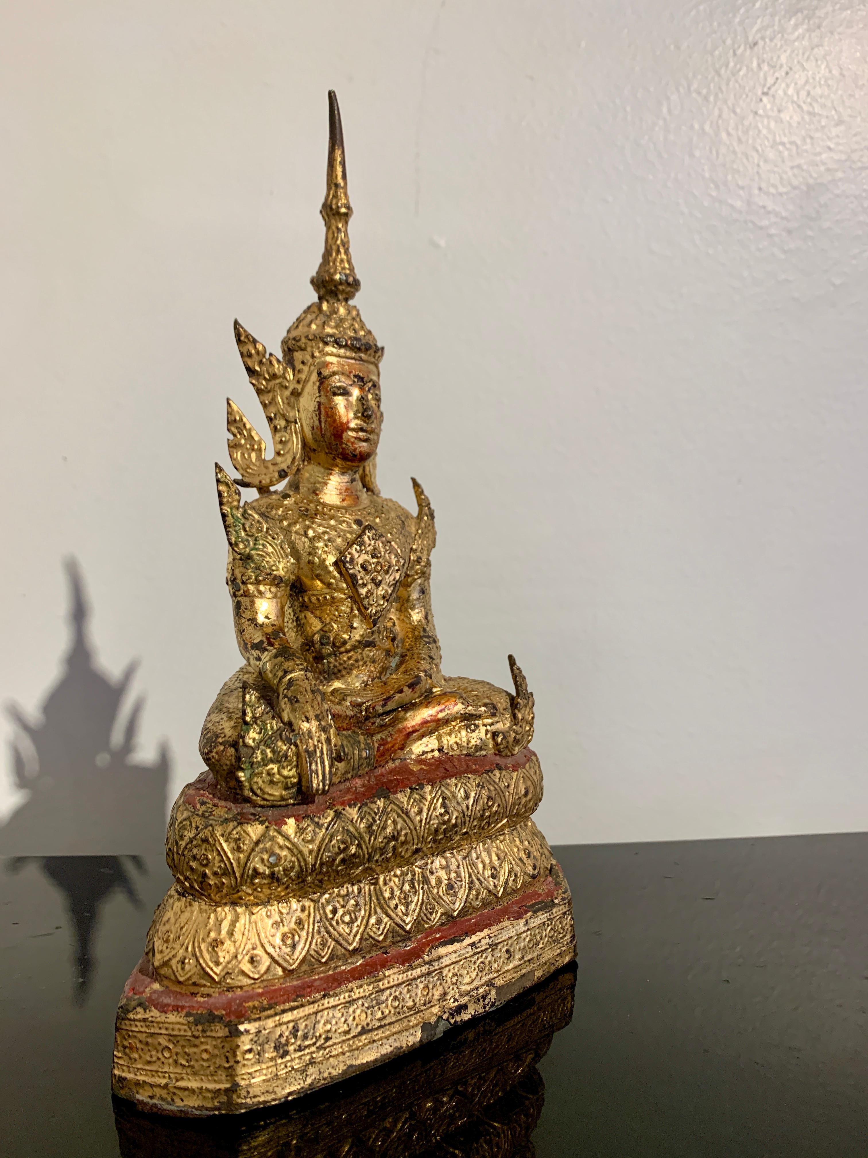 Thailändischer Buddha aus vergoldeter Bronze aus Rattanakosin, Mitte des 19. Jahrhunderts, Thailand (Gegossen) im Angebot