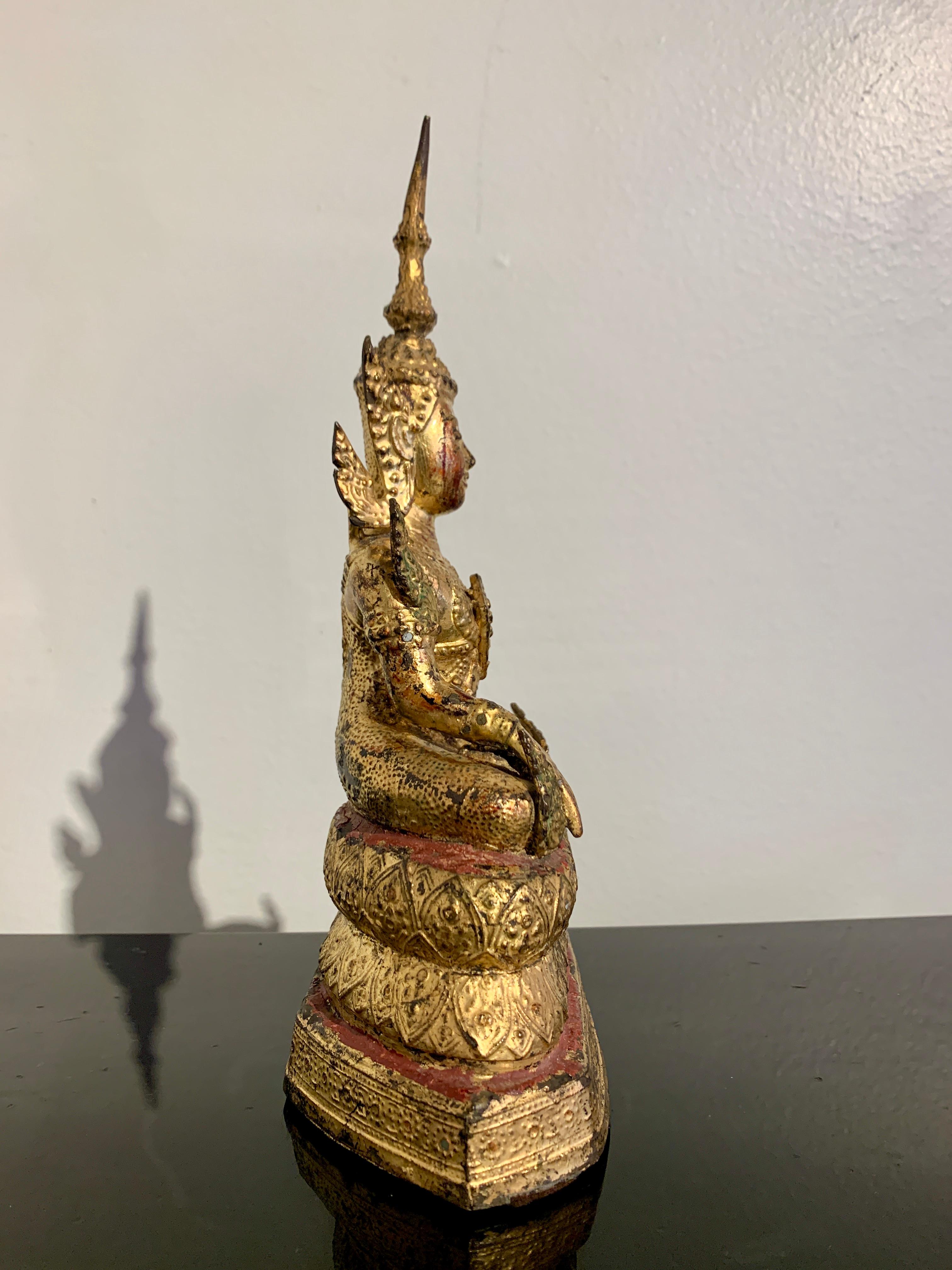 Thailändischer Buddha aus vergoldeter Bronze aus Rattanakosin, Mitte des 19. Jahrhunderts, Thailand im Zustand „Gut“ im Angebot in Austin, TX