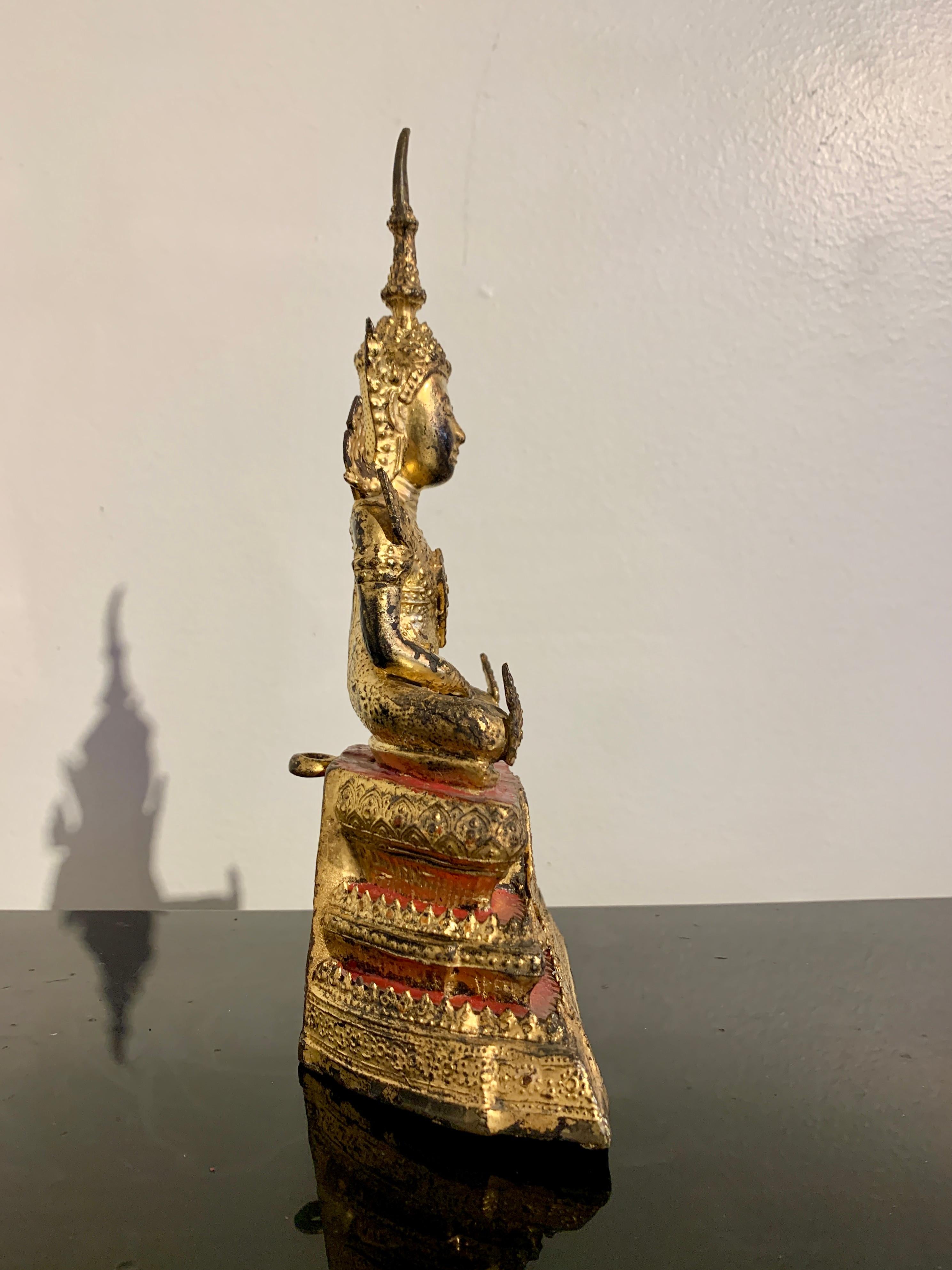 Thailändischer Rattanakosin-Buddha aus vergoldeter Bronze, Mitte des 19. Jahrhunderts, Thailand im Zustand „Gut“ im Angebot in Austin, TX