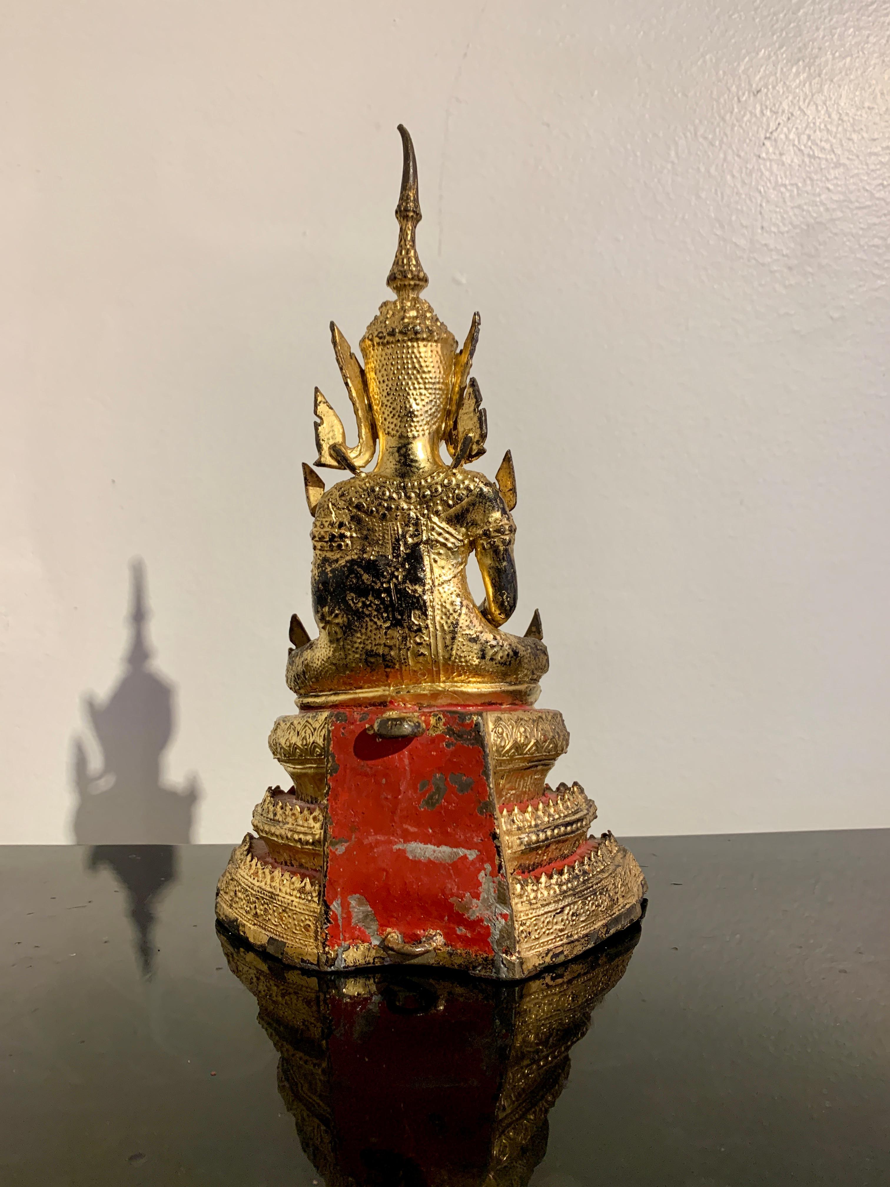 Bouddha thaïlandais en bronze doré Rattanakosin, milieu du 19e siècle, Thaïlande Bon état - En vente à Austin, TX