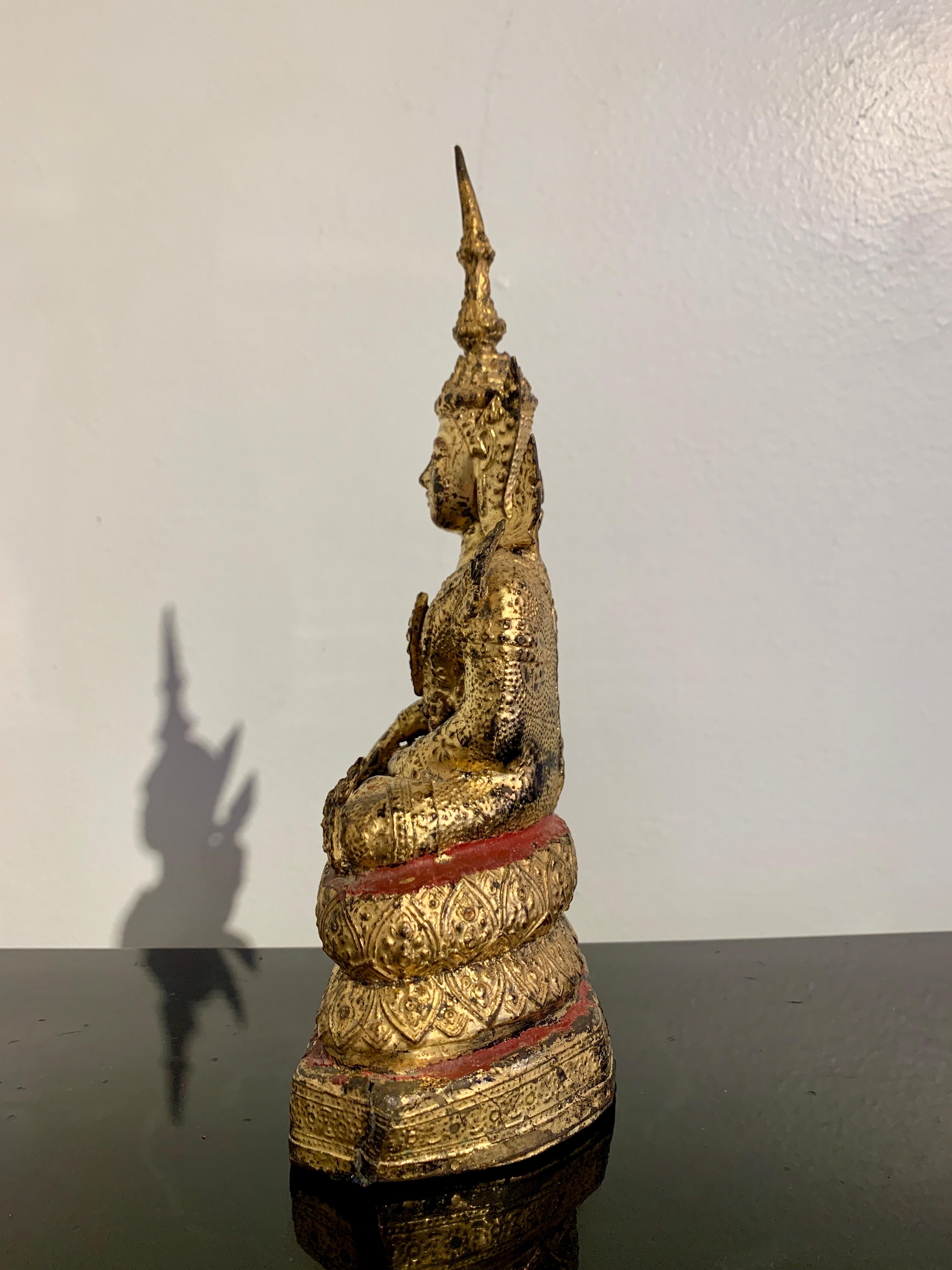 Thailändischer Buddha aus vergoldeter Bronze aus Rattanakosin, Mitte des 19. Jahrhunderts, Thailand im Angebot 2