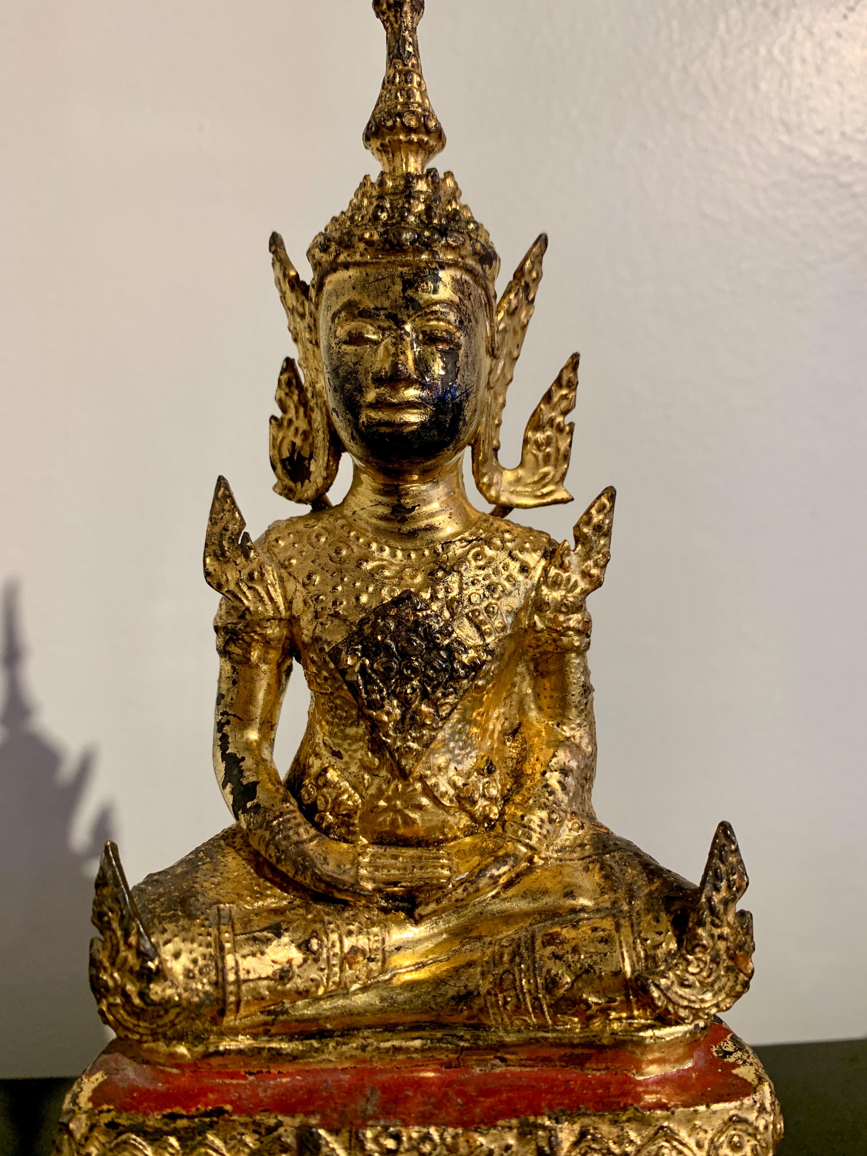 Thailändischer Rattanakosin-Buddha aus vergoldeter Bronze, Mitte des 19. Jahrhunderts, Thailand im Angebot 4