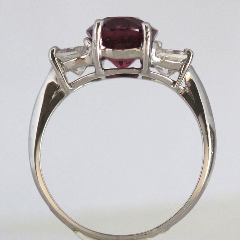 Wenn Ihnen die Fassung gefällt, Sie aber Ihren eigenen Stein oder einen preiswerteren Stein verwenden möchten, kontaktieren Sie uns über First Dibs Messaging. Der Ring wird auf Bestellung gefertigt und benötigt etwa 3-6 Wochen.

Was unterscheidet