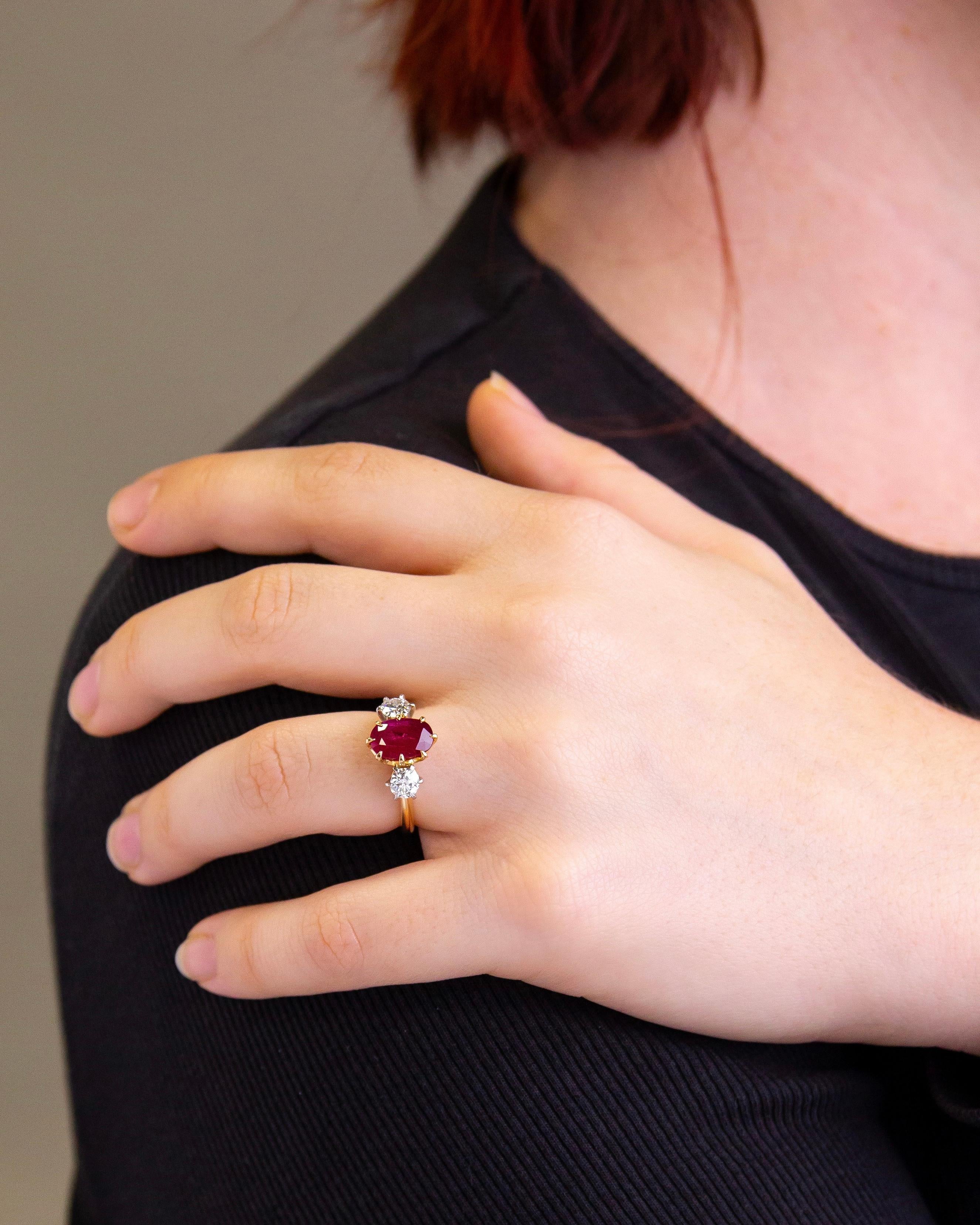 Este anillo de rubíes y diamantes está engastado en oro rosa de 18 quilates y es de fabricación reciente. El rubí central de talla 