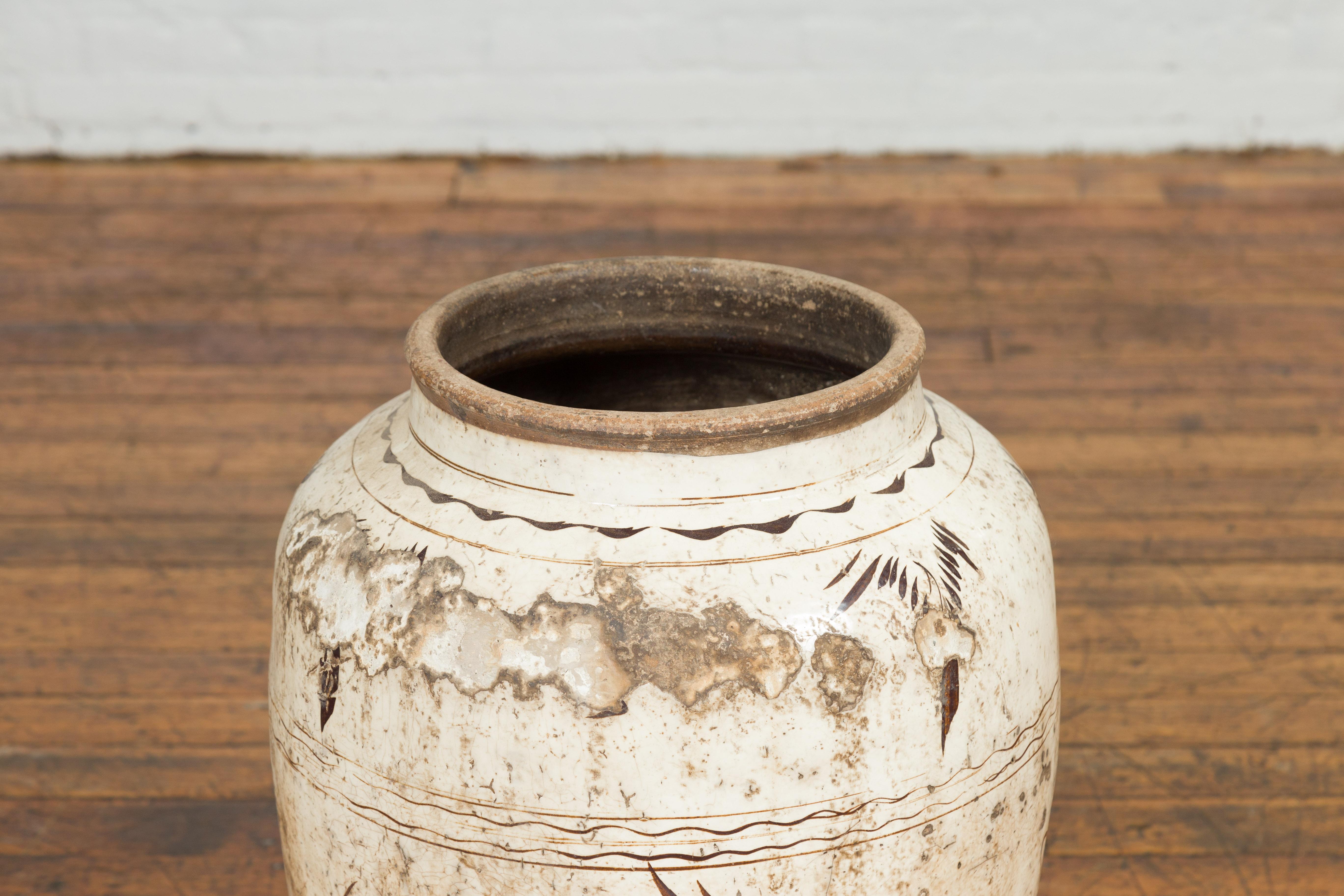 Jarra de agua exterior tailandesa Sawankhalok de 1850 con pátina blanca desgastada en Bueno estado para la venta en Yonkers, NY