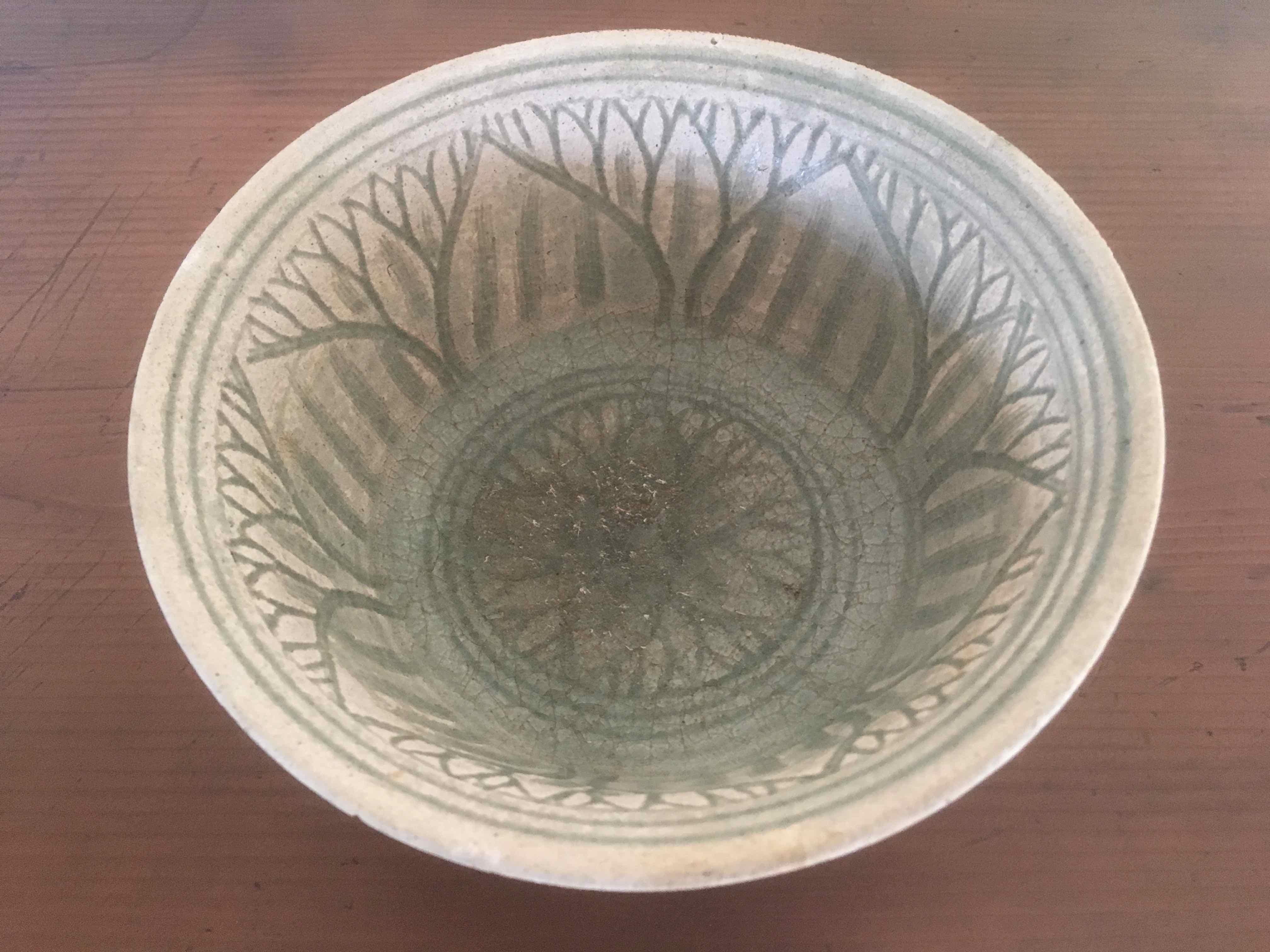This is a Si Satchanalai celadon bowl that was recovered from a shipwreck in
Thailand. It dates from the 15th century and is 7