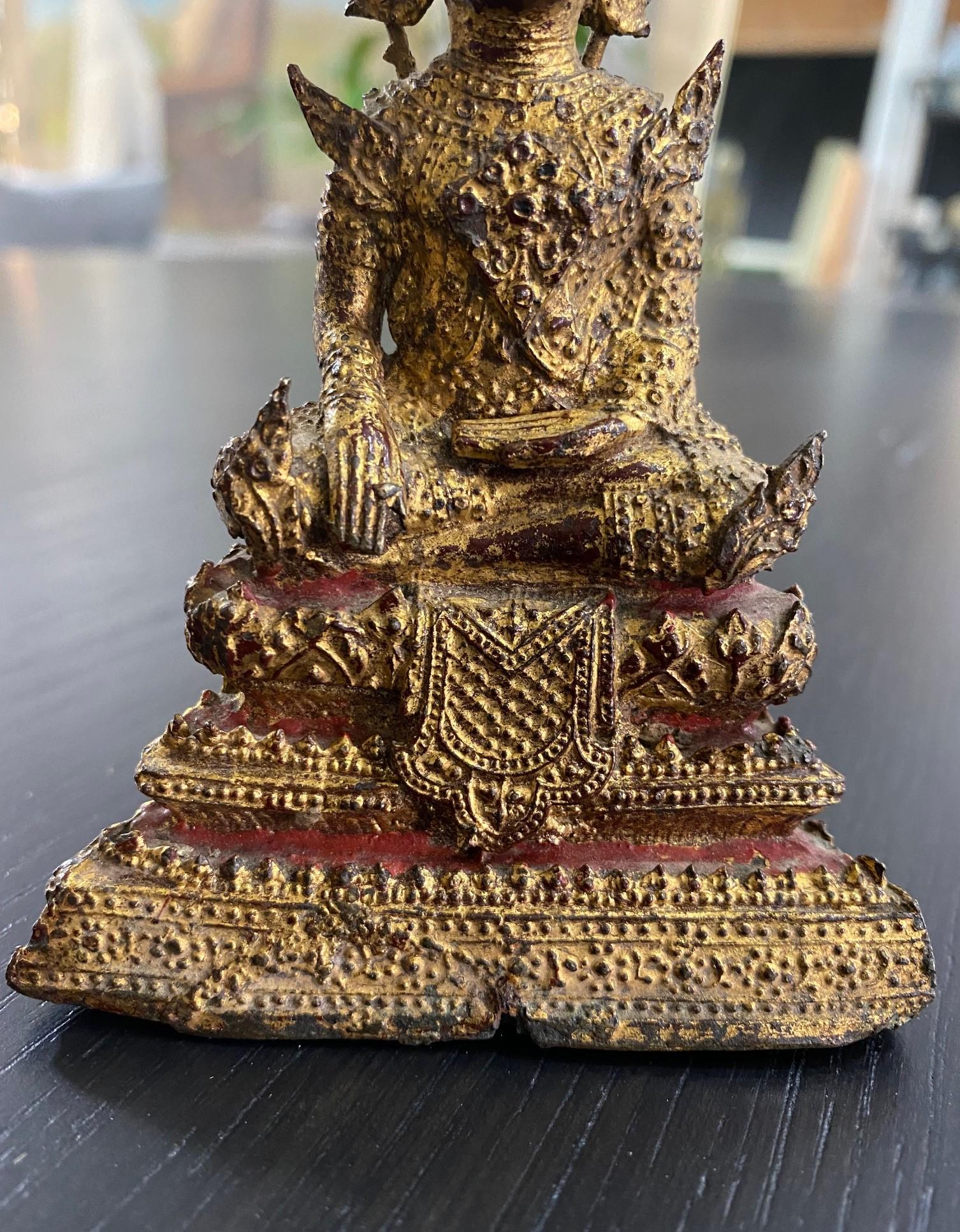 Thailändischer siam Bronze vergoldeter Rattanakosin Kingdom sitzender Tempelschrein Buddha, 1800er Jahre im Angebot 9