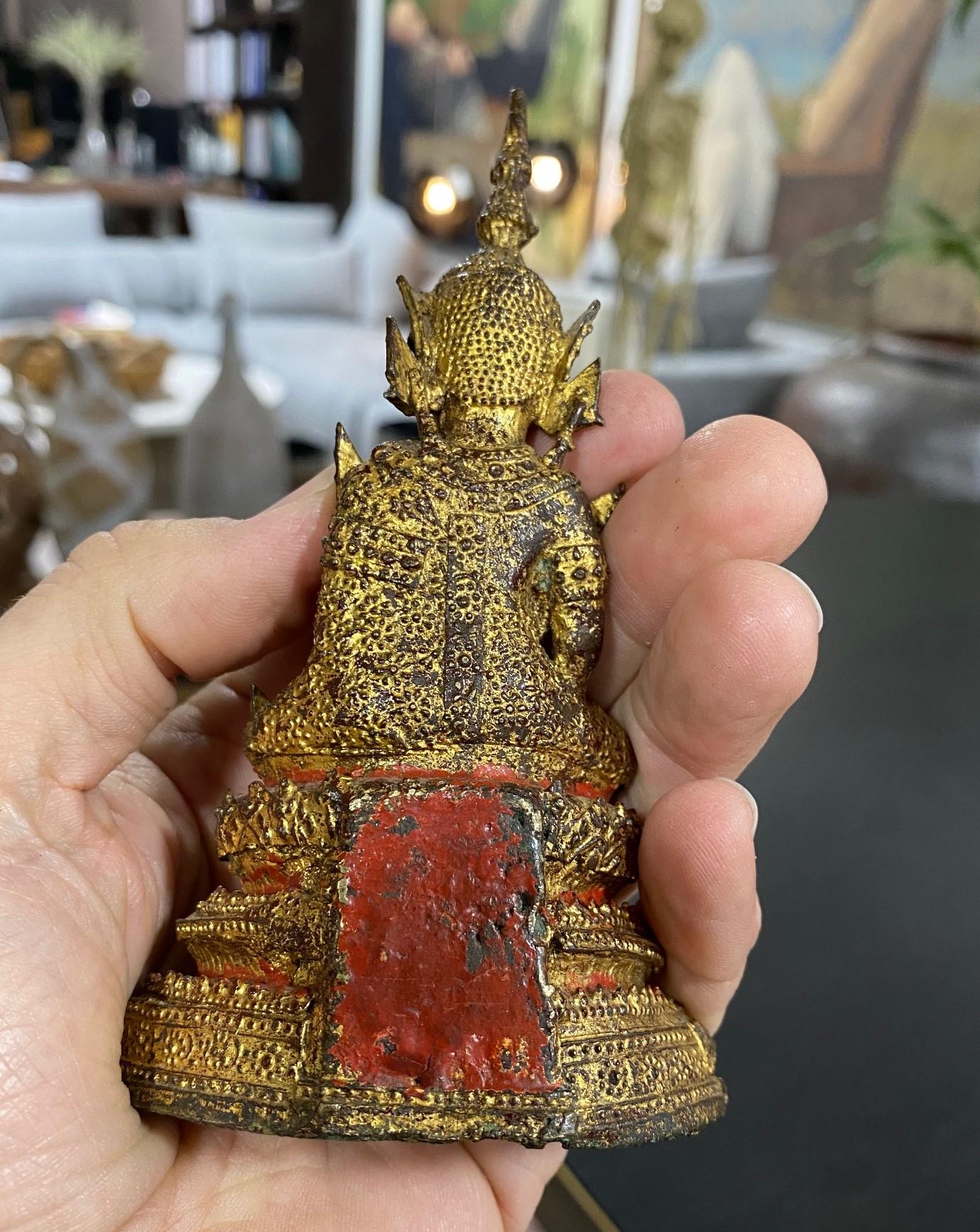 Thailändischer siam Bronze vergoldeter Rattanakosin Kingdom sitzender Tempelschrein Buddha, 1800er Jahre im Angebot 13