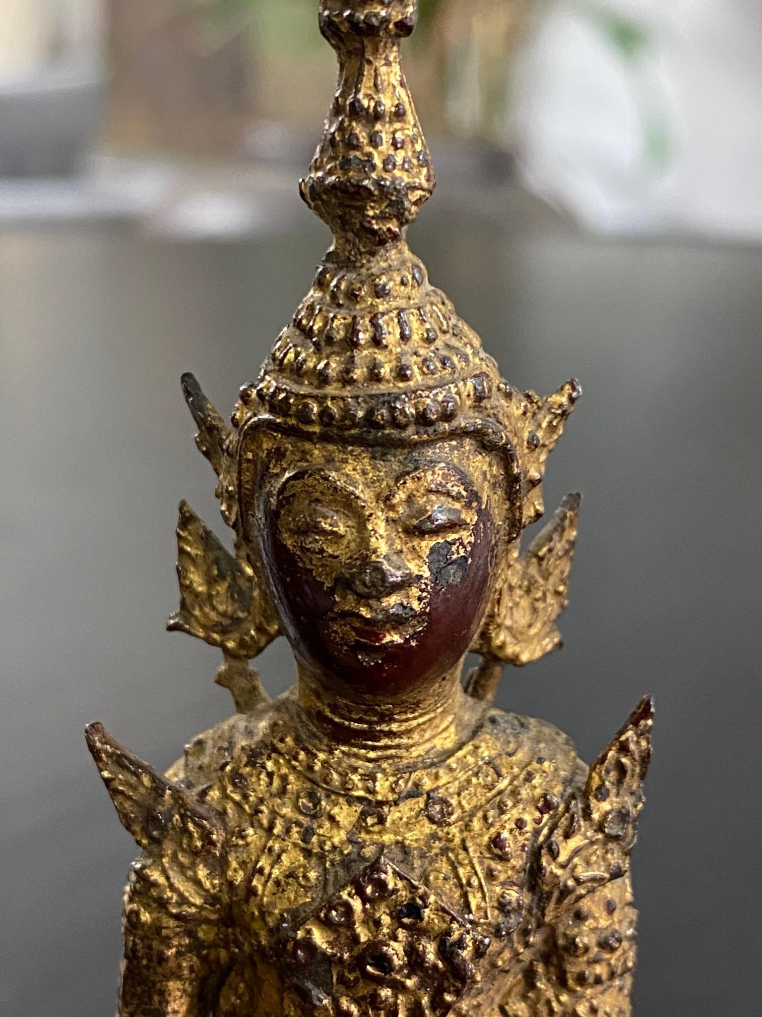 Thailändischer siam Bronze vergoldeter Rattanakosin Kingdom sitzender Tempelschrein Buddha, 1800er Jahre (19. Jahrhundert) im Angebot