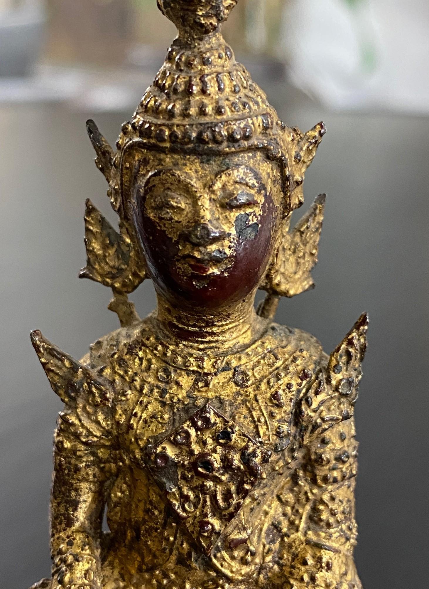 Thailändischer siam Bronze vergoldeter Rattanakosin Kingdom sitzender Tempelschrein Buddha, 1800er Jahre im Angebot 1