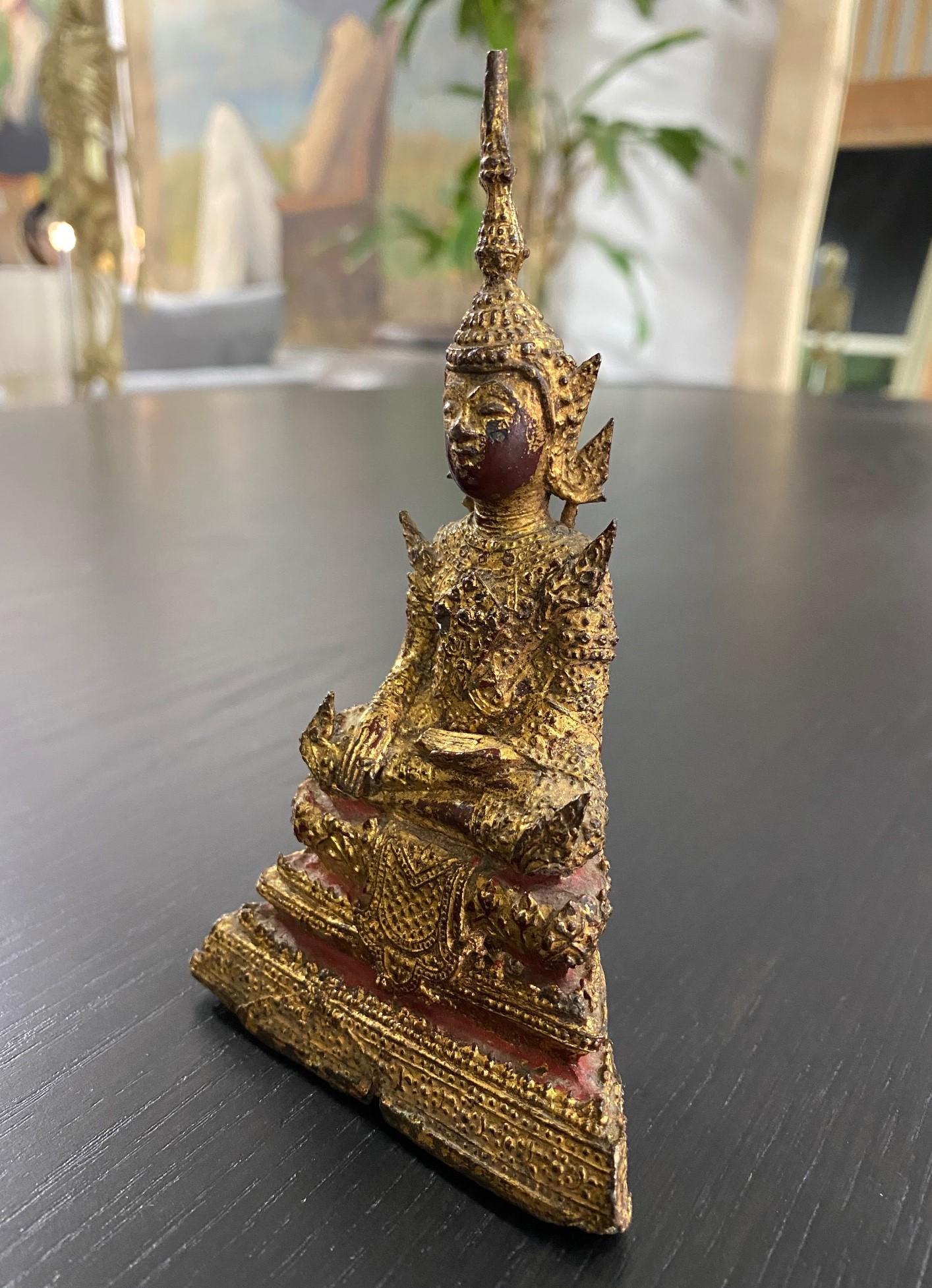 Thai Siam Bronze Gilt Rattanakosin Kingdom Seated Temple Shrine Buddha, 1800s In Good Condition For Sale In Studio City, CA