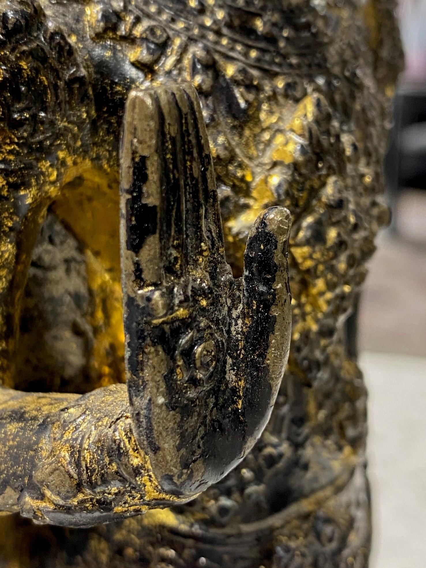 Thailändischer Buddha aus vergoldeter Bronze im Tempelschrein aus Rattanakosin, 1800er Jahre im Angebot 6