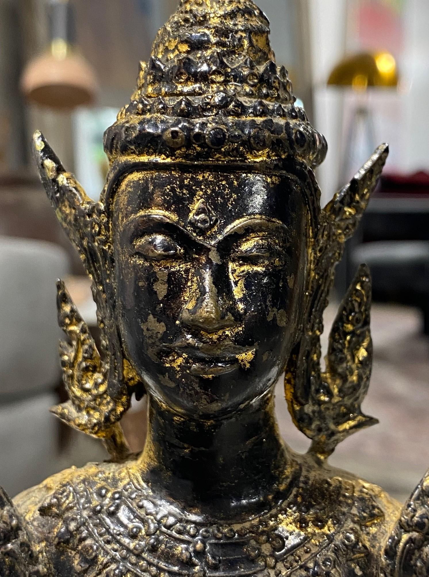 Thailändischer Buddha aus vergoldeter Bronze im Tempelschrein aus Rattanakosin, 1800er Jahre im Angebot 7