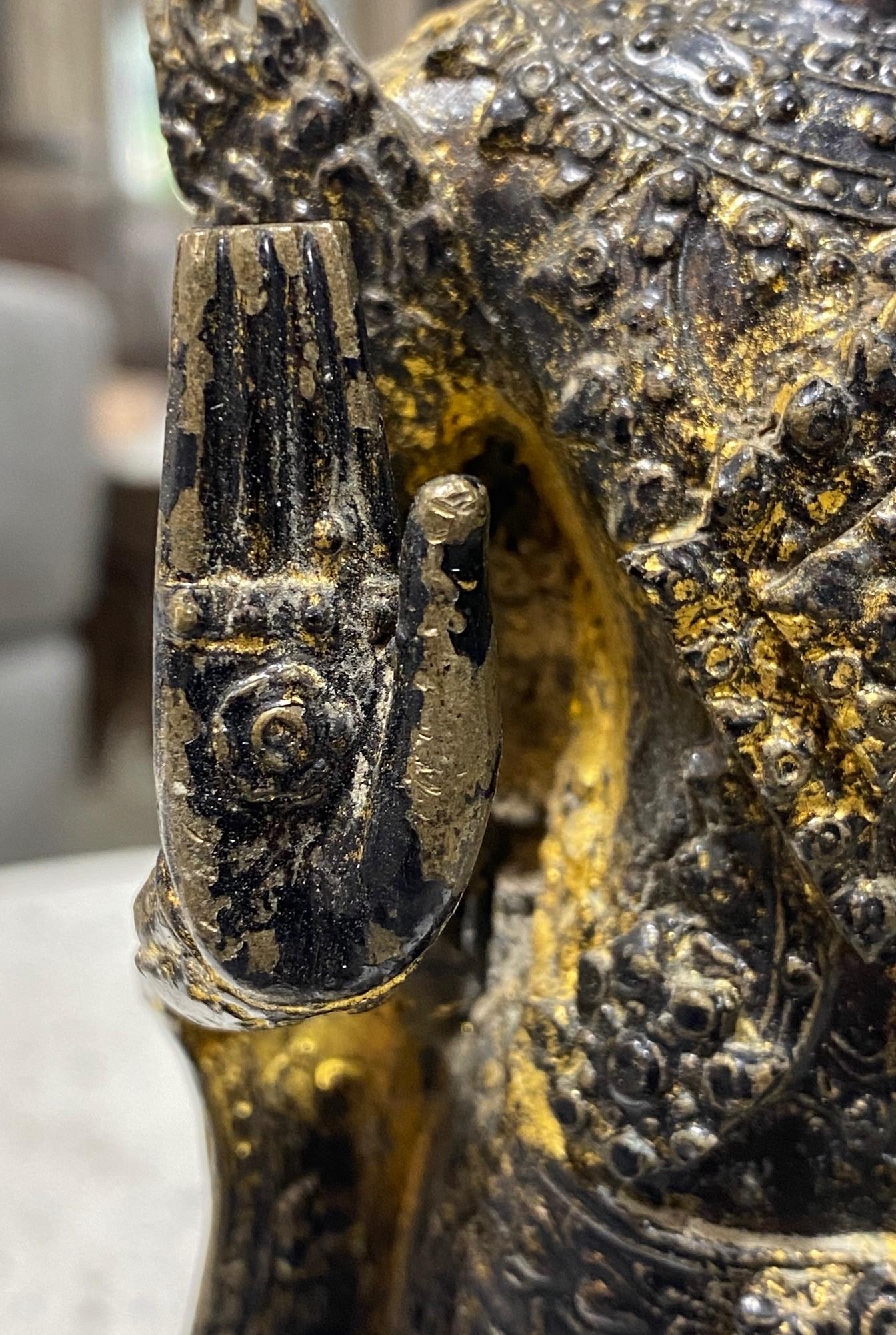 Thailändischer Buddha aus vergoldeter Bronze im Tempelschrein aus Rattanakosin, 1800er Jahre im Angebot 8