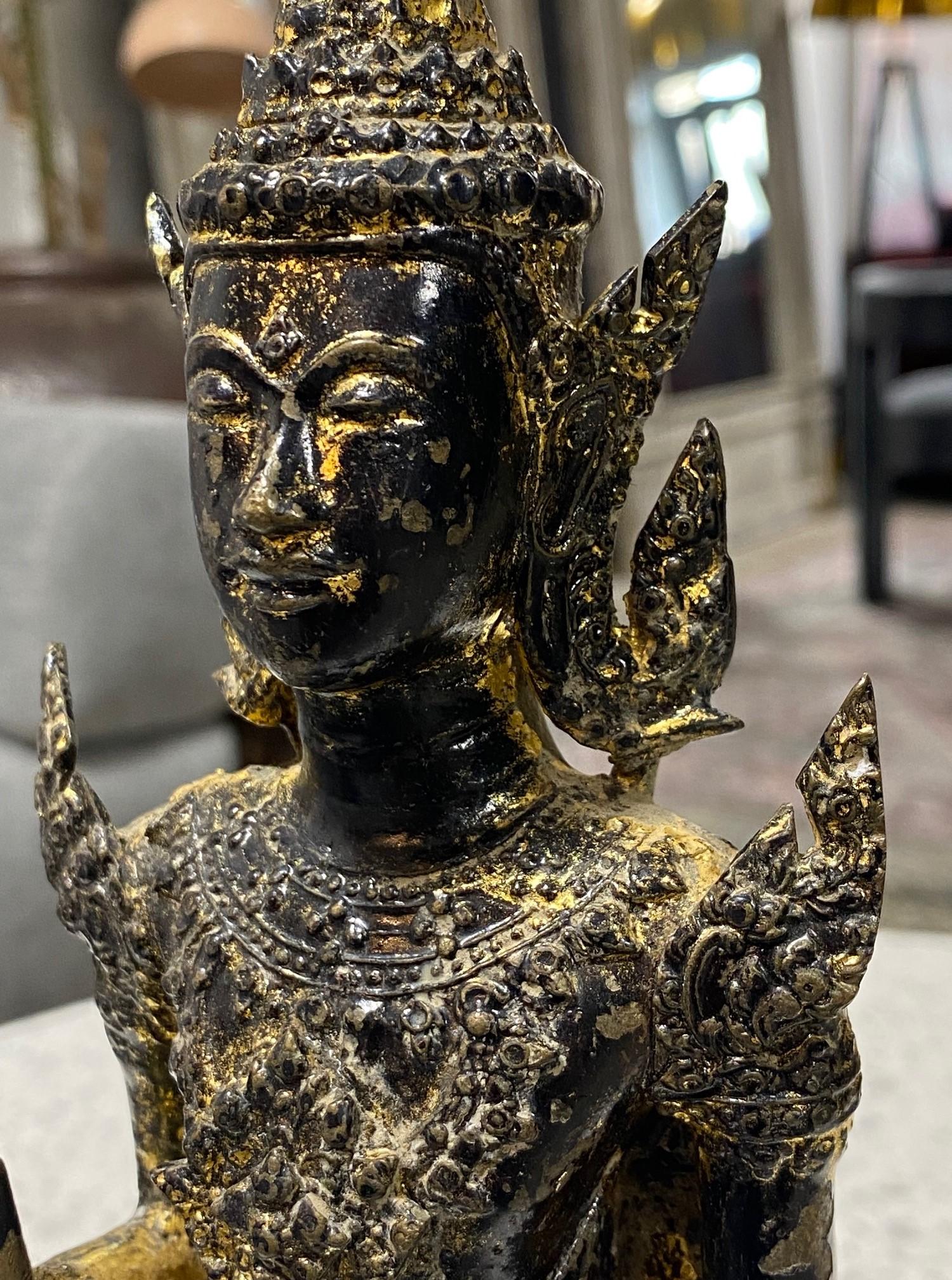 Thailändischer Buddha aus vergoldeter Bronze im Tempelschrein aus Rattanakosin, 1800er Jahre im Angebot 11