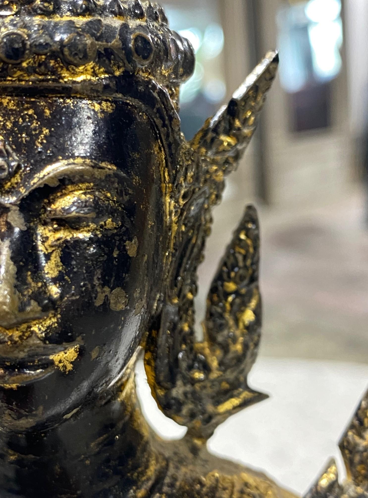 Thailändischer Buddha aus vergoldeter Bronze im Tempelschrein aus Rattanakosin, 1800er Jahre im Angebot 12
