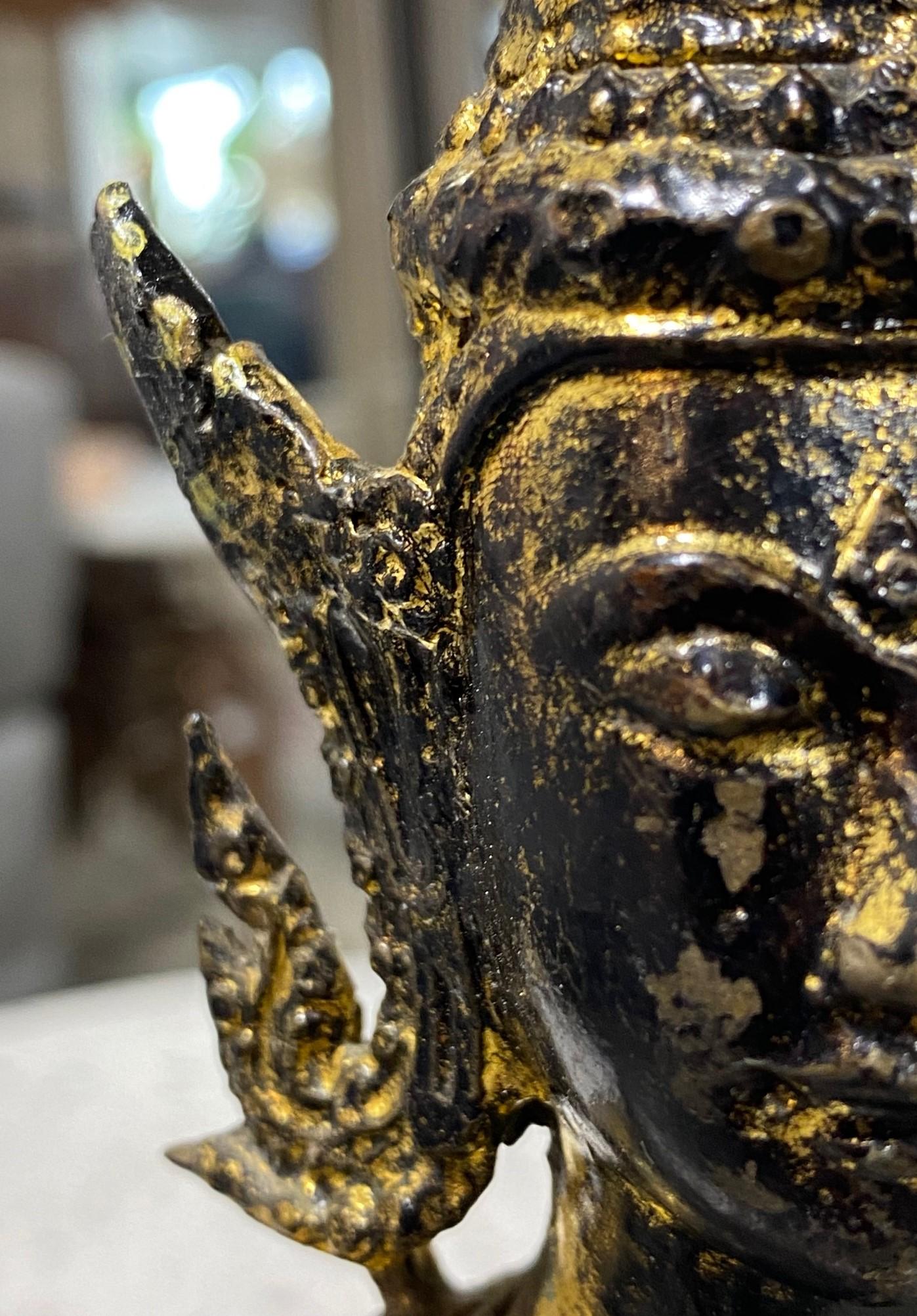 Thailändischer Buddha aus vergoldeter Bronze im Tempelschrein aus Rattanakosin, 1800er Jahre im Angebot 13