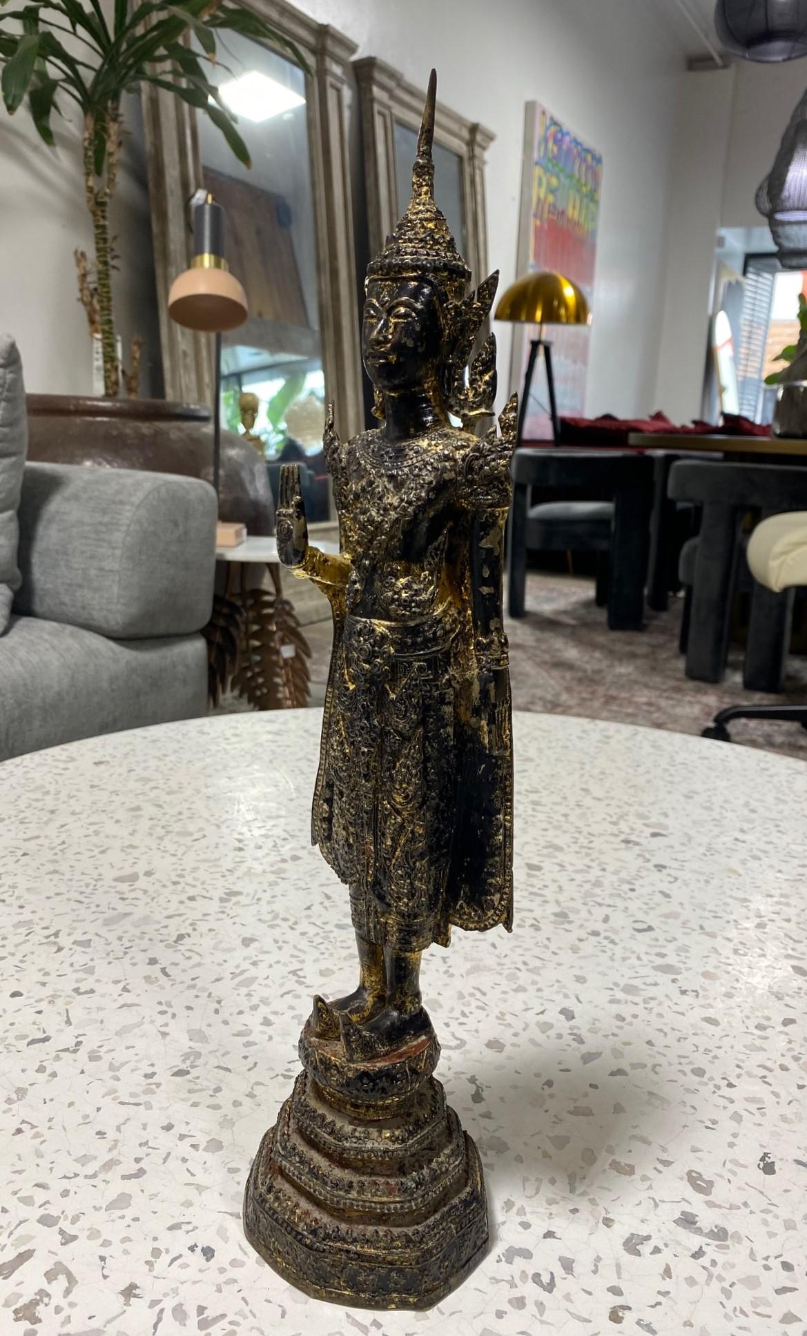 Thailändischer Buddha aus vergoldeter Bronze im Tempelschrein aus Rattanakosin, 1800er Jahre im Zustand „Gut“ im Angebot in Studio City, CA